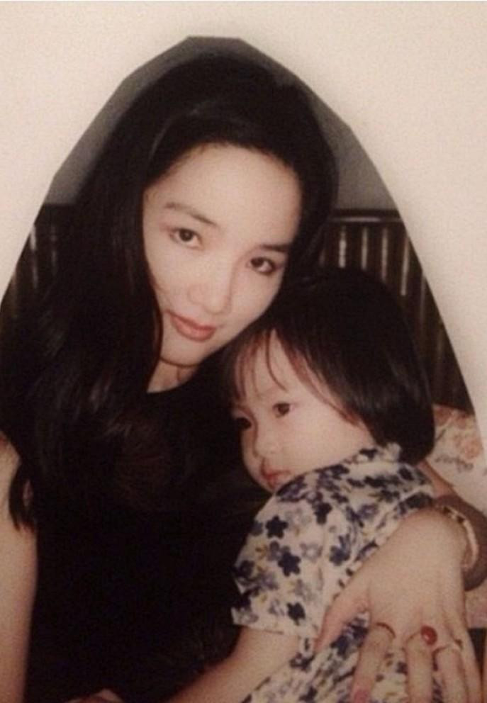 Trong dịp con gái đón tuổi 27 hồi tháng 8/2021, hoa hậu Giáng My lần đầu chia sẻ những khoảnh khắc tuổi thơ của con.