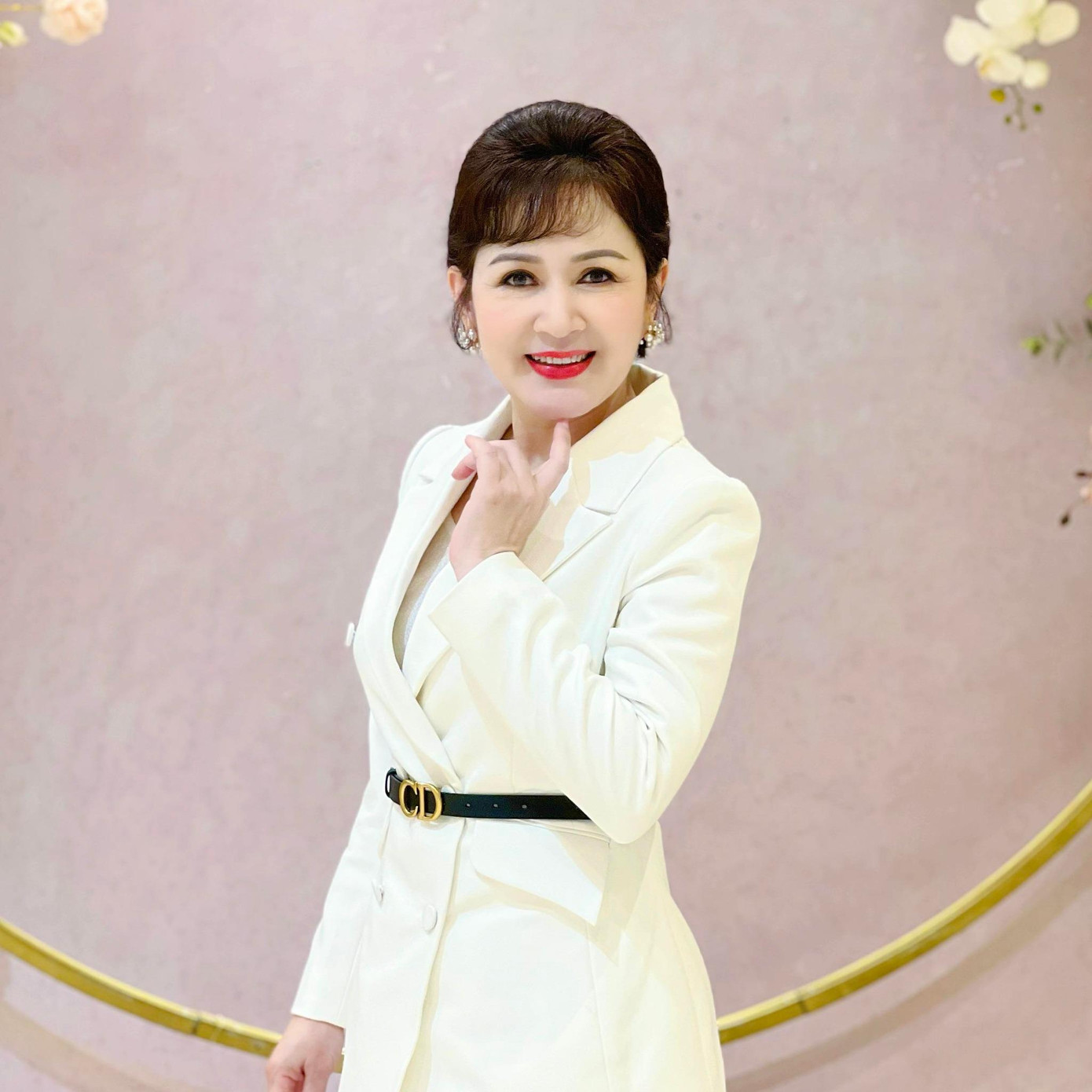 Minh Hòa công tác tại Nhà hát Kịch Hà Nội từ năm 1987. Tên tuổi của chị gắn với nhiều vở nổi tiếng như: Vòng đời, Nghĩ về mình, Những người con Hà Nội...