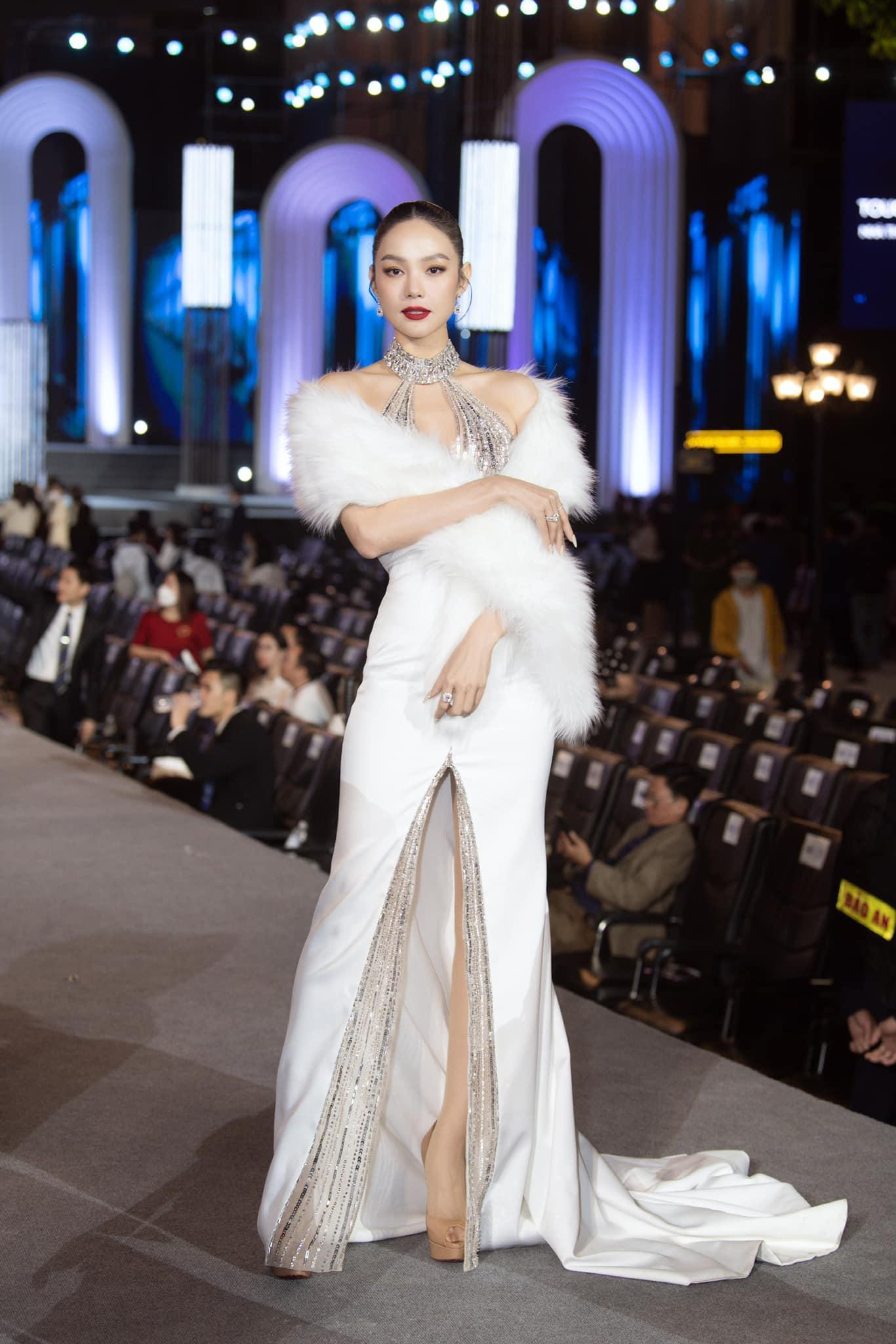 Về phía BTC cuộc thi, bà Phạm Kim Dung - chủ tịch Miss World Việt Nam từng lý giải lý do chọn Minh Hằng, Lệ Quyên ngồi ghế giám khảo: "Chúng tôi mời Minh Hằng, Lệ Quyên ngồi ghế giám khảo dựa trên nhiều tiêu chí: họ đều là những nghệ sĩ thành danh, rất xinh đẹp và luôn biết cách giữ cho mình xinh đẹp và nổi tiếng theo năm tháng – đó chính là điều mà các bạn thí sinh cần phải học hỏi. Cả hai đã có kinh nghiệm trong lĩnh vực nghệ thuật và sẽ nhìn được tiềm năng của các thí sinh. Để phát hiện thêm các cô gái có các tài năng như ca hát, nhảy múa thì cần có những vị giám khảo chuyên môn như vậy để đánh giá chính xác”.