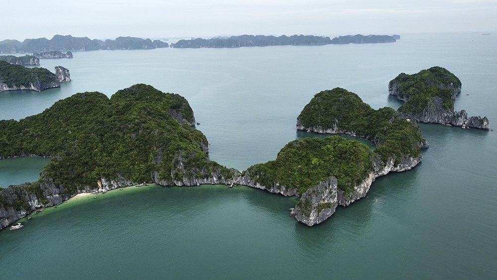 Những năm gần đây, Hải Phòng đã tập trung triển khai các dự án phát triển hạ tầng phục vụ du lịch. Nhiều công trình giao thông trọng điểm mang tính liên kết vùng, kết nối các địa phương lân cận, như: tuyến đường ôtô Tân Vũ - Lạch Huyện; nâng cấp đường sắt Hà Nội - Hải Phòng; nâng cấp, mở rộng Cảng Hàng không quốc tế Cát Bi kết nối với các trung tâm du lịch của cả nước; đầu tư cải tạo, nâng cấp tuyến đường ven biển Cát Bà. Những năm gần đây, Hải Phòng đã tập trung triển khai các dự án phát triển hạ tầng phục vụ du lịch. Nhiều công trình giao thông trọng điểm mang tính liên kết vùng, kết nối các địa phương lân cận, như: tuyến đường ôtô Tân Vũ - Lạch Huyện; nâng cấp đường sắt Hà Nội - Hải Phòng; nâng cấp, mở rộng Cảng Hàng không quốc tế Cát Bi kết nối với các trung tâm du lịch của cả nước; đầu tư cải tạo, nâng cấp tuyến đường ven biển Cát Bà.