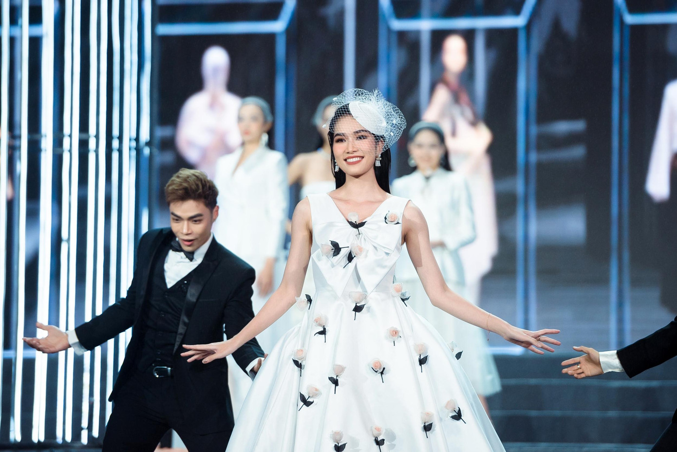 Vốn được người hâm mộ yêu thích bởi những bộ ảnh mộc mạc, thơ mộng, nhan sắc trong trẻo của Phương Anh là sự lựa chọn tuyệt vời cho thiết kế này.