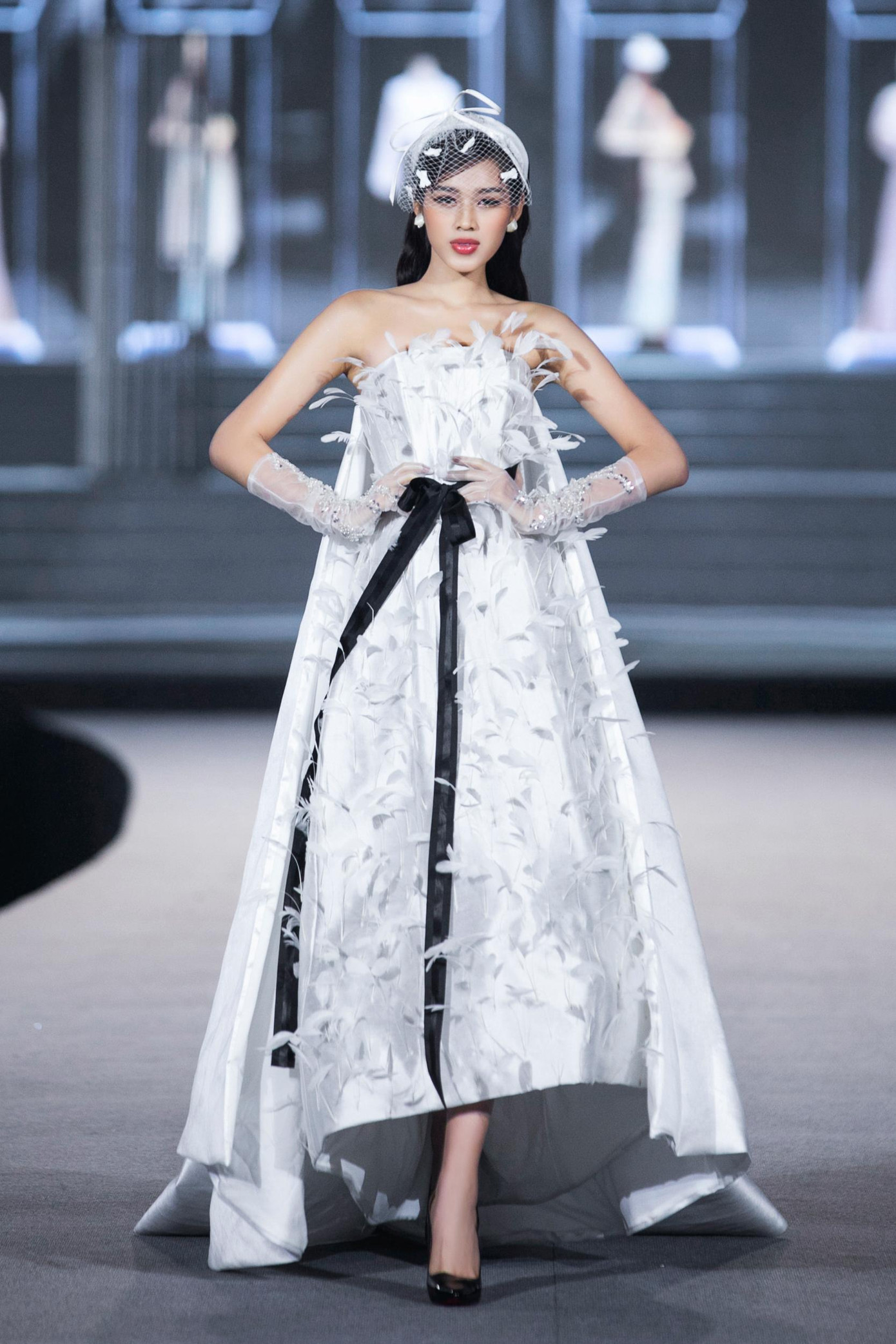 Phần xuất hiện đầy cổ tích của Hoa hậu Đỗ Hà khiến người hâm mộ thích thú.