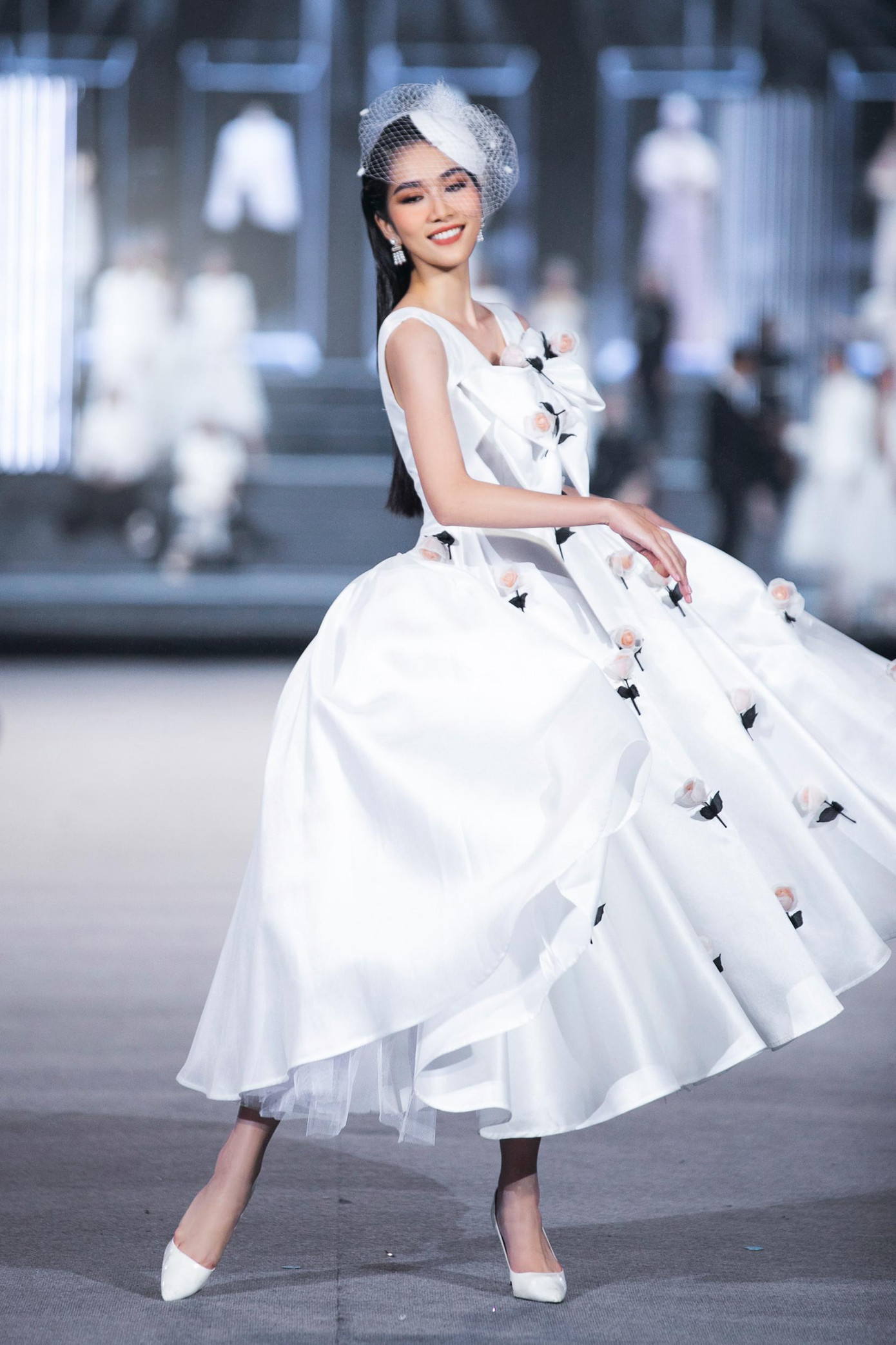 Cùng với Hoa hậu Đỗ Thị Hà dẫn dắt khán giả đến với sự ngọt ngào, đáng yêu của cửa hàng búp bê châu Âu là sự xuất hiện của Á hậu Phạm Ngọc Phương Anh.