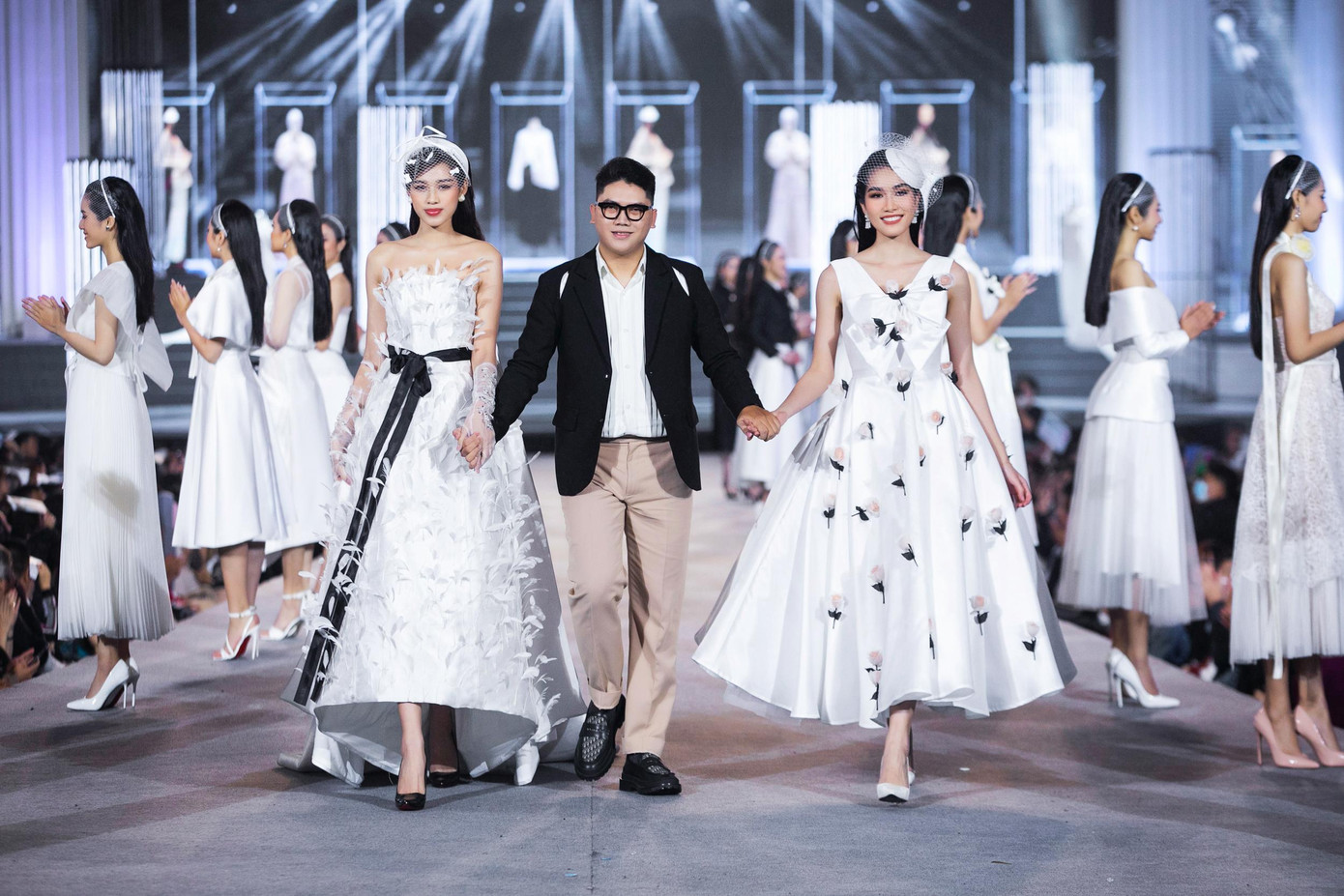 Hoa hậu Đỗ Thị Hà và Á hậu Phương Anh cùng xuất hiện lộng lẫy trên sàn diễn.