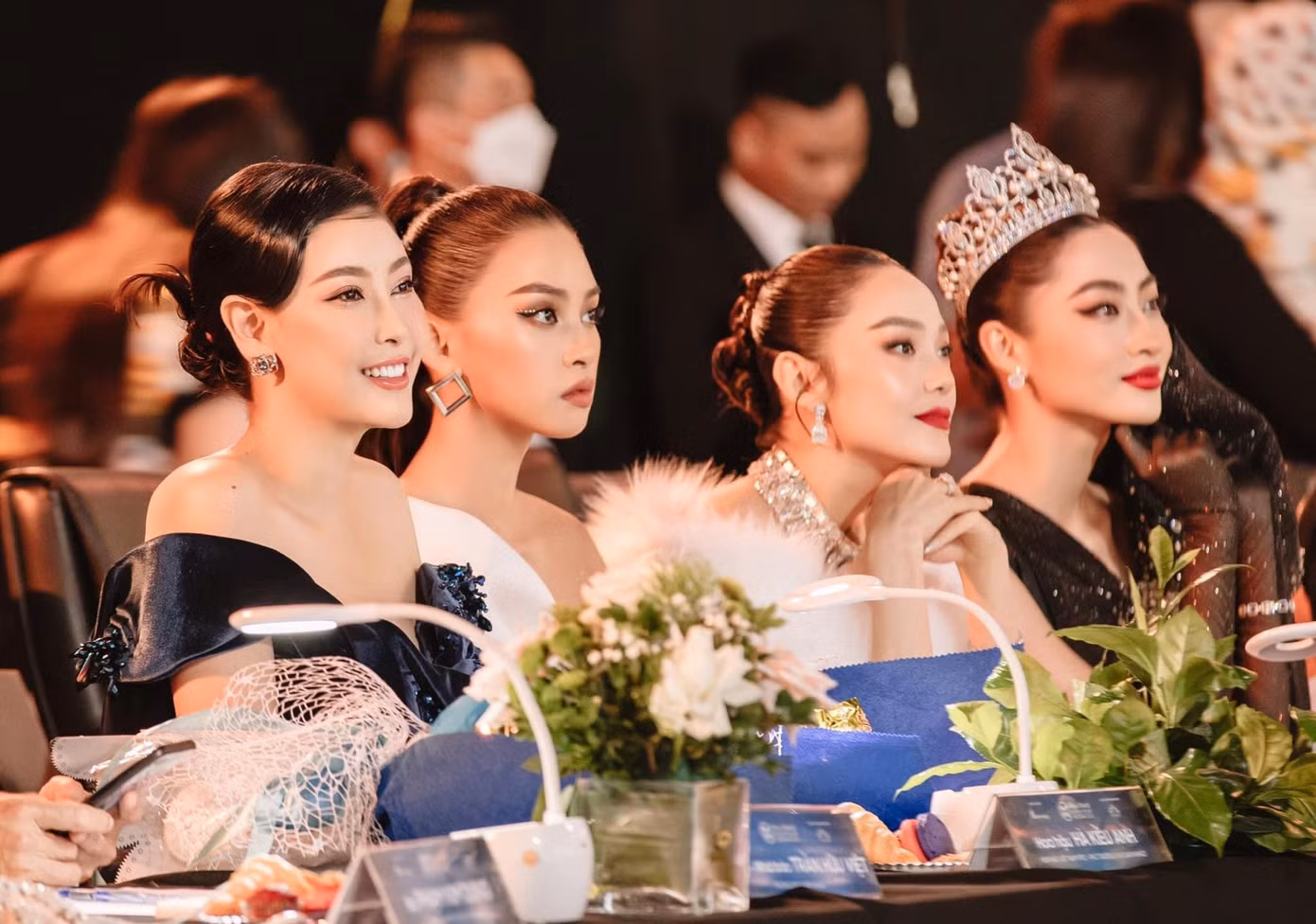 Minh Hằng lựa chọn lối make up đánh nền căng bóng, cách búi tóc cao sang chảnh, điểm nhấn là đôi môi đỏ gợi cảm.