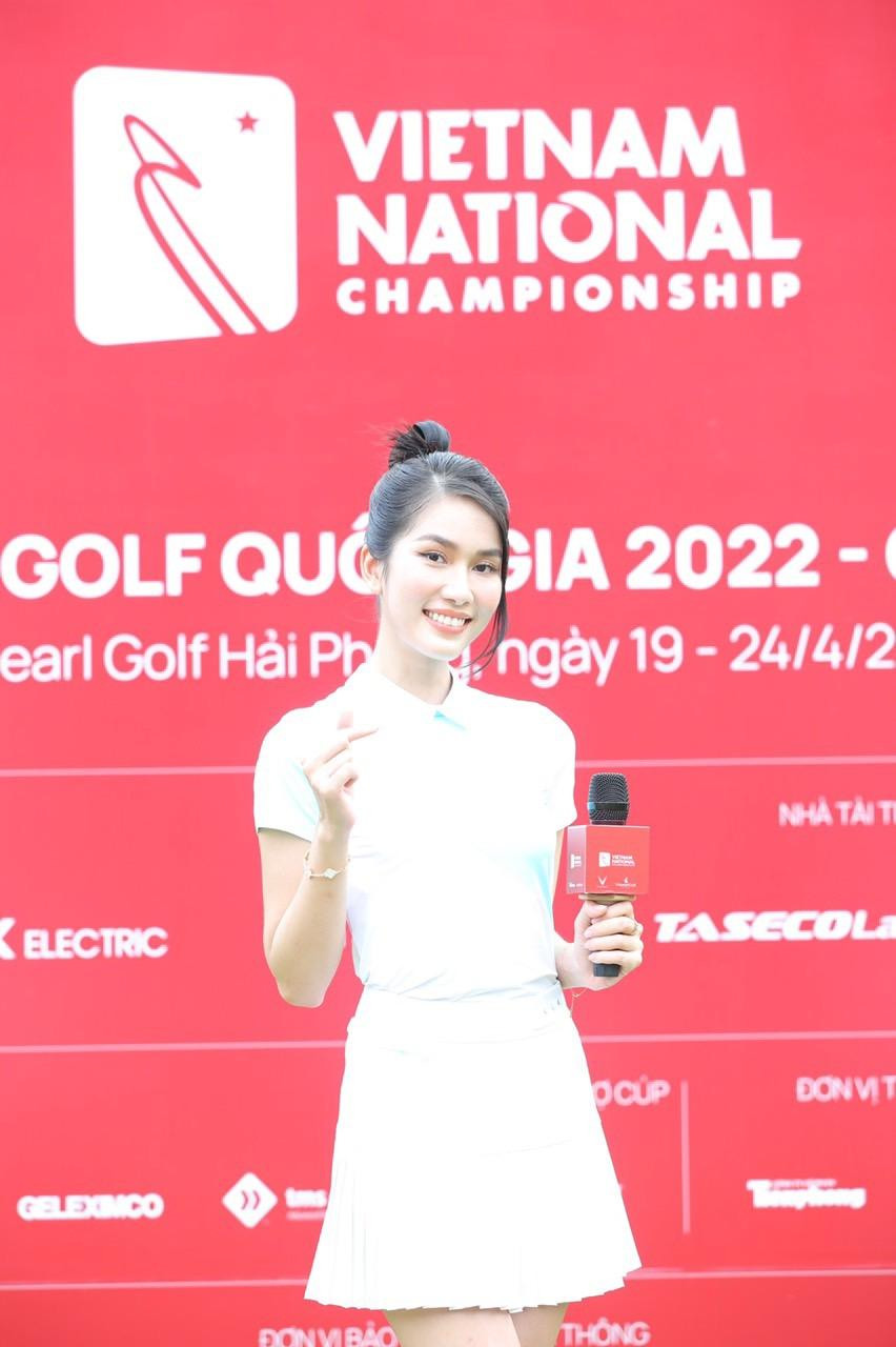Cùng tham dự lễ trao giải Giải Vô địch Golf Quốc gia 2022 - Cúp VinFast còn có Á hậu Phương Anh. Phương Anh đảm nhận vai trò MC của chương trình.