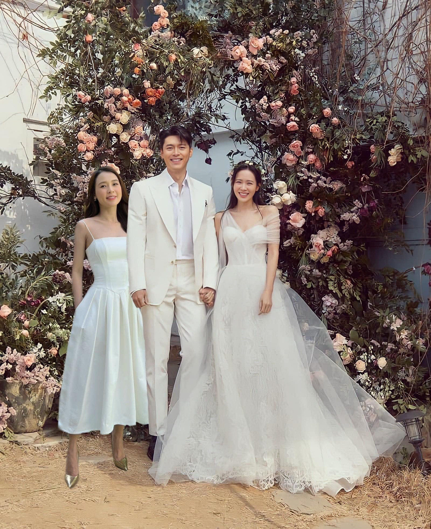 “Chúc anh hạnh phúc bên chị mãi mãi, oppa”- diễn viên Sam đùa vui. “Chúc anh hạnh phúc bên chị mãi mãi, oppa”- diễn viên Sam đùa vui.