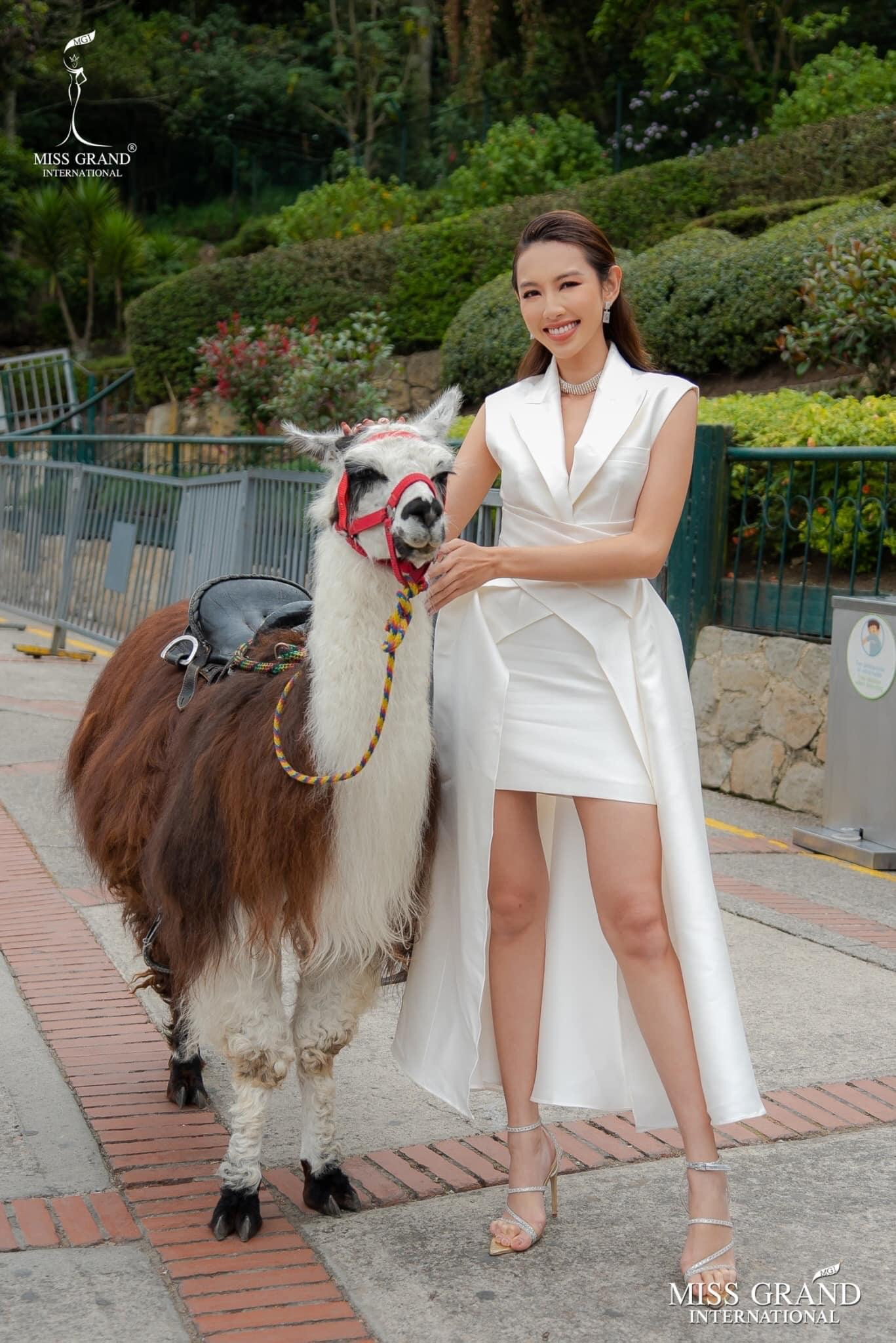 Trong một thiết kế giả vest với phần tà dài phía sau, Thùy Tiên khoe trọn đôi chân thon gọn vô cùng gợi cảm.