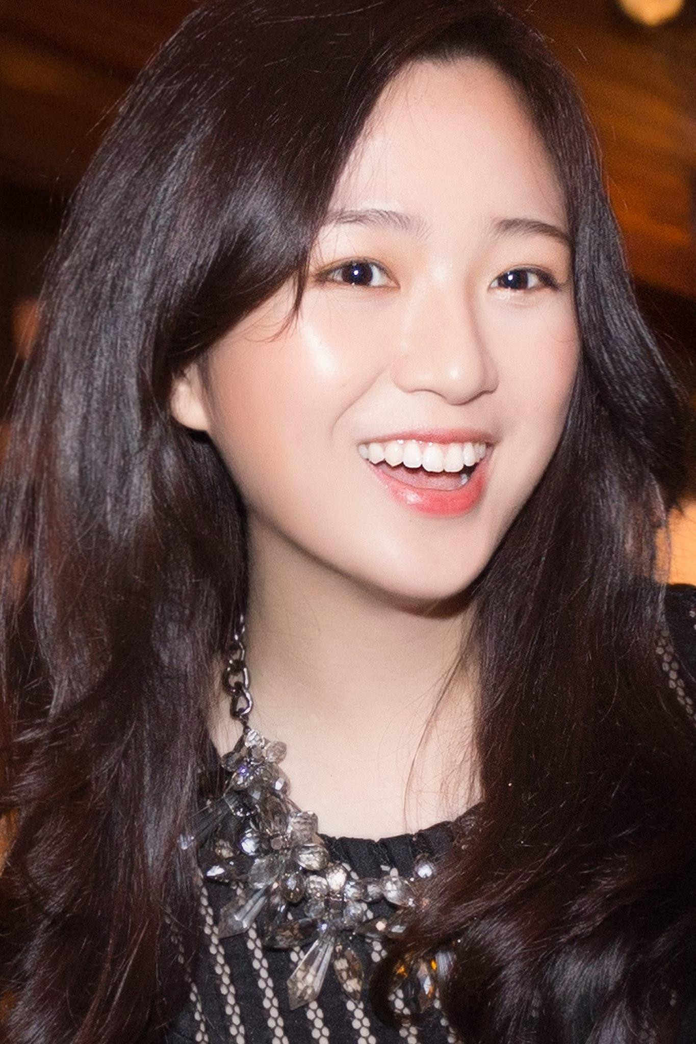 Anh Sa có bảng thành tích học tập khá ấn tượng khi góp mặt trong danh sách những sinh viên ưu tú của trường vào năm 2015. Ngoài đam mê với ngành kinh tế, Anh Sa còn có hứng thú với lĩnh vực thiết kế, kiến trúc và những bộ môn nghệ thuật như piano, ca hát...