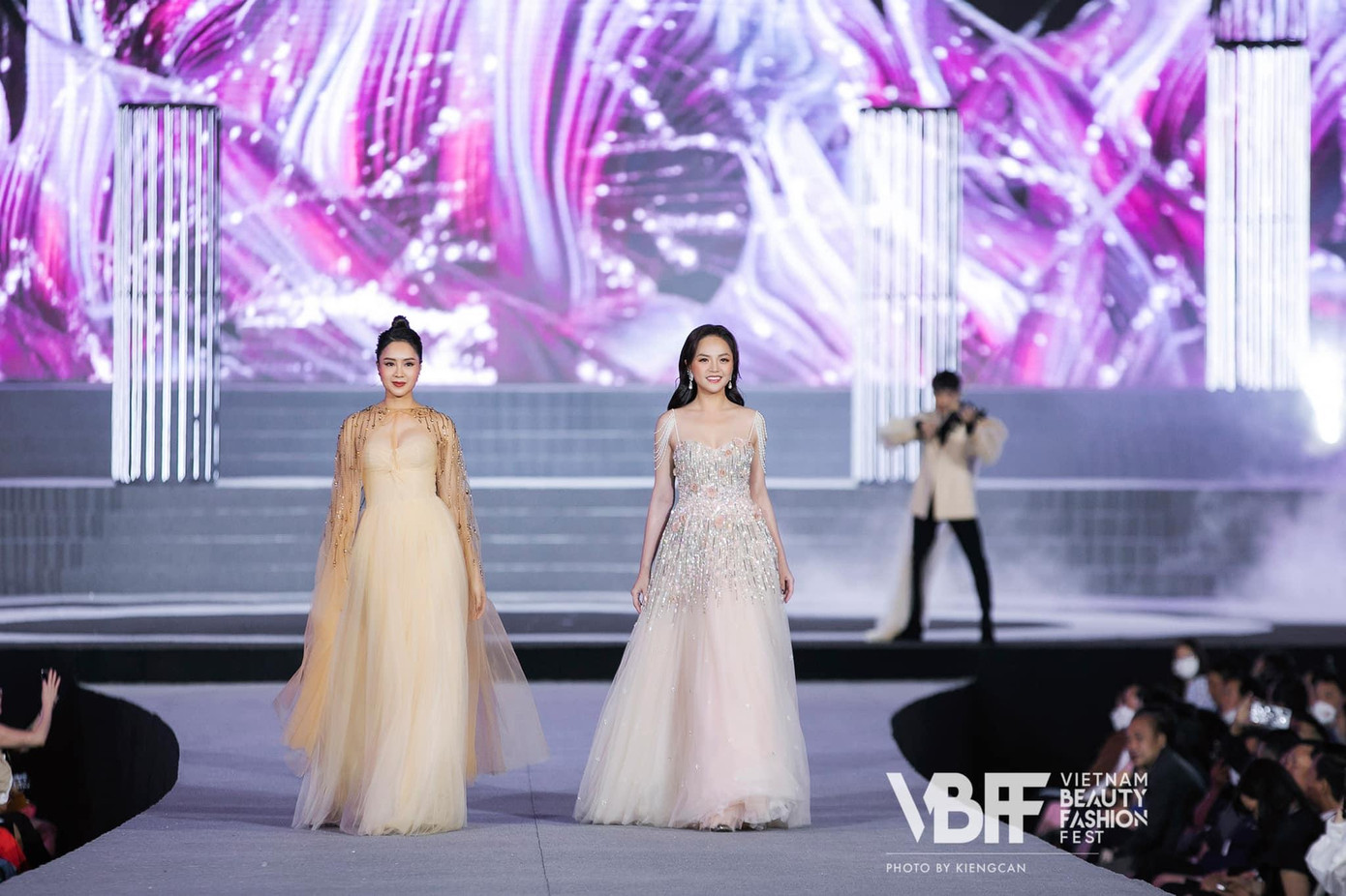 Còn với Hồng Diễm, nữ diễn viên nhận được nhiều lời khen ngợi khi tự tin sải bước trên sàn runway cùng diễn viên Thu Quỳnh.