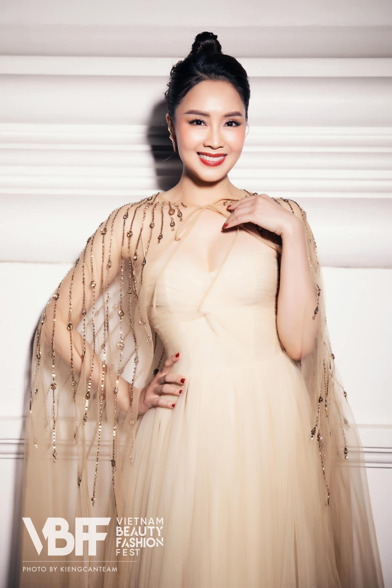 Ở độ tuổi U40, Hồng Diễm vẫn luôn được khen ngợi vì vẻ ngoài trẻ trung, rạng rỡ. Đặc biệt, từ sau vai tiểu thư Minh Châu trong bộ phim “Hướng dương ngược nắng”, Hồng Diễm gần như “lột xác” về cả thần thái cũng như phong cách thời trang.