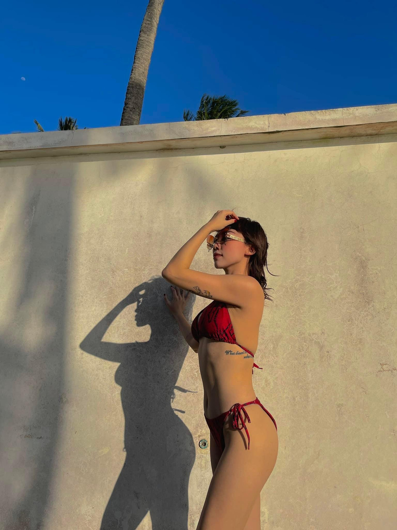 Tuy nhiên, cặp đôi thường rất ít đề cập đến nhau trên truyền thông hay mạng xã hội. Giải thích cho chuyện này, Tóc Tiên tâm sự: "Mọi người có thể sẽ hiểu lầm là né tránh nhưng thực ra là không phải. Đây giống như một giao kèo của cả hai. Tôi và anh Hoàng đều là người trong ngành giải trí, lại là hai cá tính âm nhạc rất riêng biệt, có cái tôi rất lớn. Vì thế, cả hai không có lý do gì để nhắc tới người kia trừ khi đó là một sản phẩm âm nhạc. Tôi tôn trọng chỗ đứng của anh Hoàng và anh ấy cũng tôn trọng chỗ đứng của tôi. Không cần thiết phải cộng hưởng với nhau để thăng hoa". Tuy nhiên, cặp đôi thường rất ít đề cập đến nhau trên truyền thông hay mạng xã hội. Giải thích cho chuyện này, Tóc Tiên tâm sự: "Mọi người có thể sẽ hiểu lầm là né tránh nhưng thực ra là không phải. Đây giống như một giao kèo của cả hai. Tôi và anh Hoàng đều là người trong ngành giải trí, lại là hai cá tính âm nhạc rất riêng biệt, có cái tôi rất lớn. Vì thế, cả hai không có lý do gì để nhắc tới người kia trừ khi đó là một sản phẩm âm nhạc. Tôi tôn trọng chỗ đứng của anh Hoàng và anh ấy cũng tôn trọng chỗ đứng của tôi. Không cần thiết phải cộng hưởng với nhau để thăng hoa".