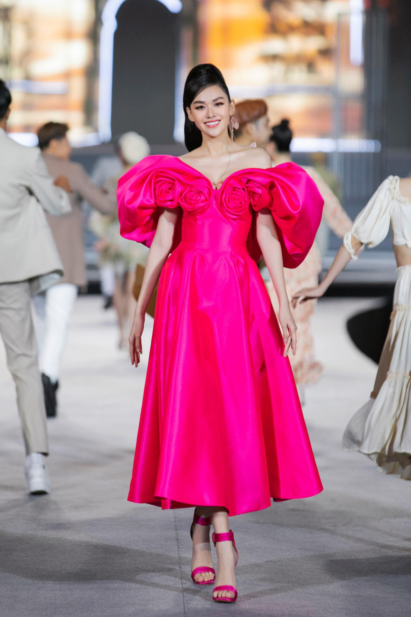 Á hậu Tường San với trang phục màu hồng nữ tính.