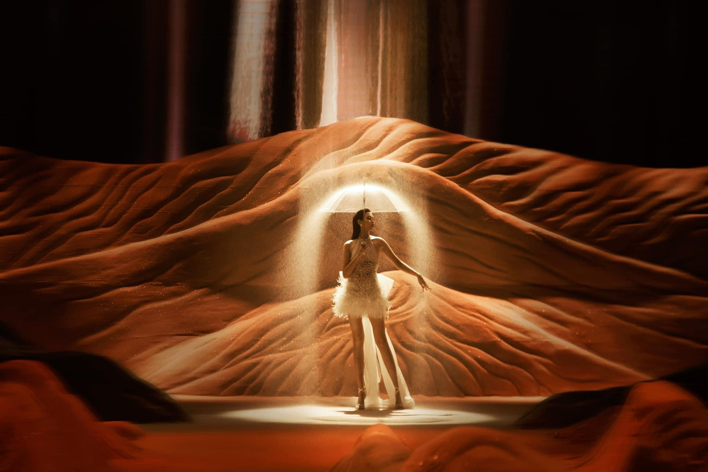 Sắc trắng tinh khôi cộng thêm phần lông vũ được đính kết ở chân váy làm nên hình ảnh vừa thơ mộng vừa cao sang cho nàng hậu.