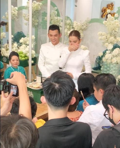 Hôm nay (25/4), Phương Trinh Jolie và Lý Bình đã tổ chức lễ đón dâu và thực hiện những nghi thức cưới hỏi tại nhà riêng ở Tp.HCM. Cô dâu đã nhận lời cầu hôn từ Lý Bình vào hơn 1 năm trước và cả hai có nhiều thời gian để chuẩn bị cho đám cưới này.