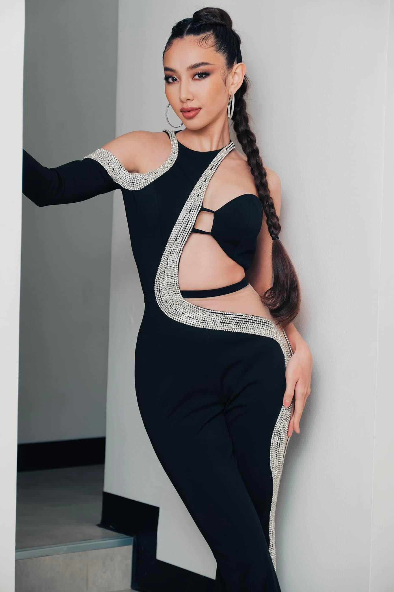 Điểm nhấn của bộ trang phục là phần xẻ hông sâu hun hút vô cùng táo bạo giúp Thùy Tiên trở thành tâm điểm của sân khấu. Nhan sắc sexy và phóng khoáng của Hoa hậu Hòa bình Quốc tế 2021 đã khiến các khán giả theo dõi đêm thi phải trầm trồ.