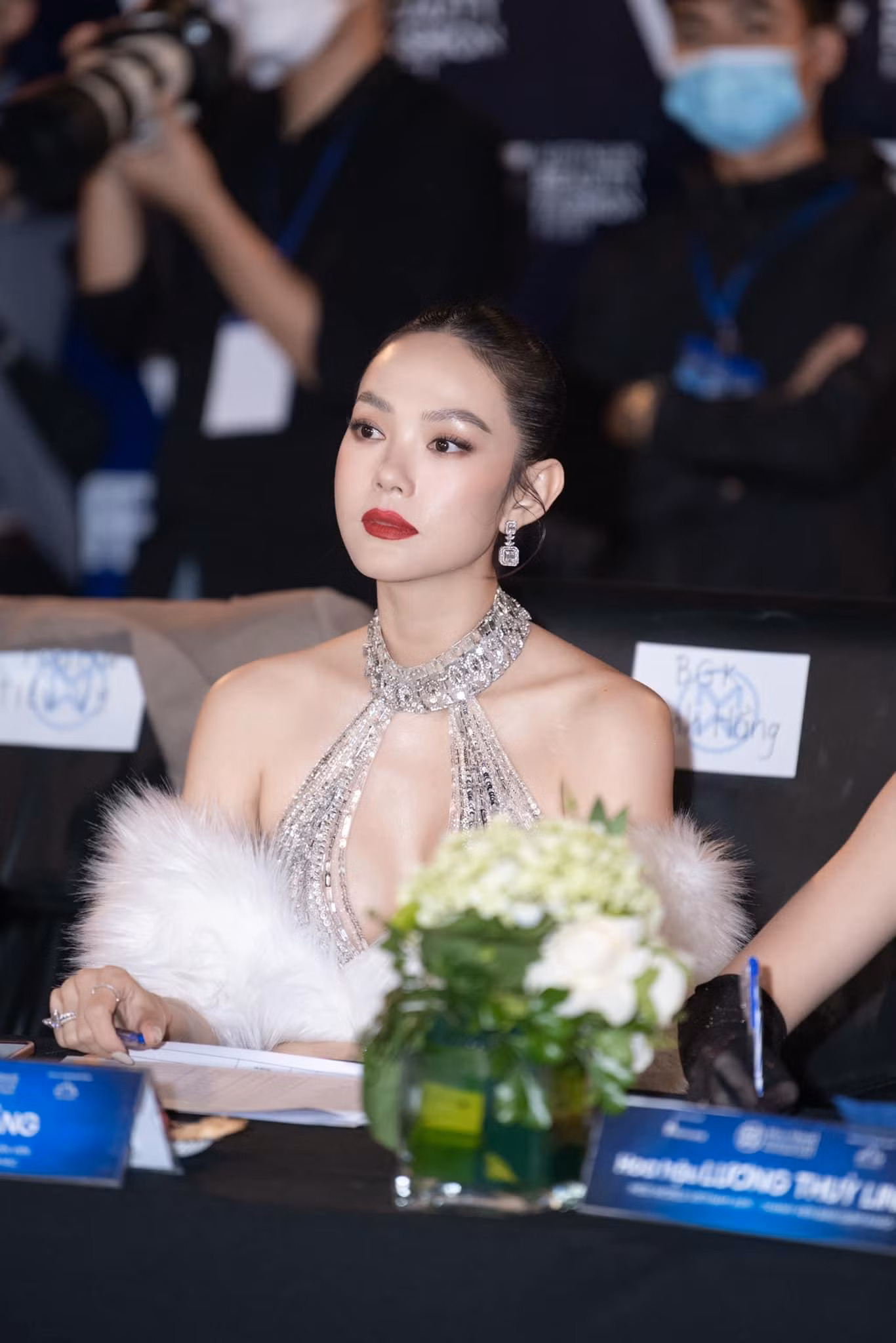 Minh Hằng từng đoạt giải Mai Vàng hạng mục "Nữ diễn viên điện ảnh - phim truyền hình được yêu thích" năm 2015. Năm 2018, cô trở thành một trong ba huấn luyện viên The Face.