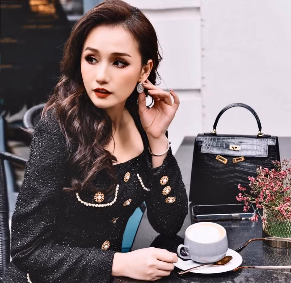 Thành công trong sự nghiệp, Lã Thanh Huyền còn có gia đình viên mãn, hạnh phúc. Cô từng tiết lộ được chồng đại gia hơn 12 tuổi vô cùng chiều chuộng và rất hiểu công việc của vợ. Dù bận rộn nhưng anh luôn hỗ trợ nữ diễn viên rất nhiều trong công việc kinh doanh.
