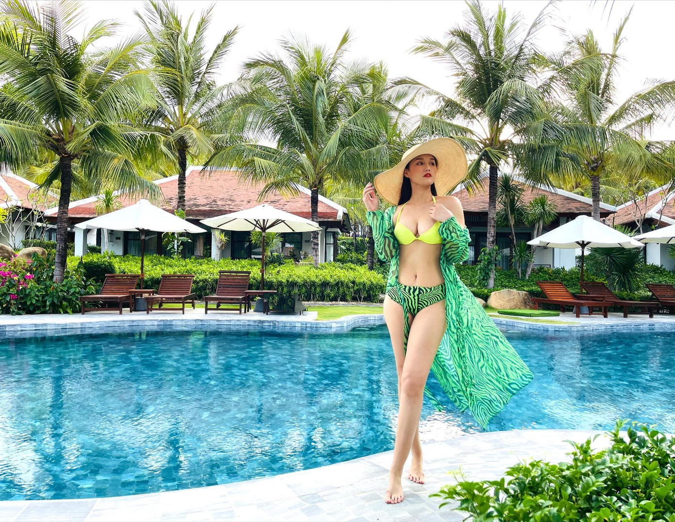 Dù đã ở tuổi U40 và trải qua một lần sinh nở nhưng Lã Thanh Huyền vẫn sở hữu thân hình thon gọn và đường cong nóng bỏng.