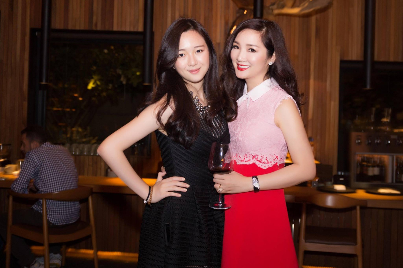 Sở hữu nhan sắc xinh đẹp nhưng Anh Sa tập trung vào học tập chứ không theo đuổi con đường vào showbiz. Cô nàng đi du học ở Mỹ từ những năm phổ thông. Anh Sa từng là sinh viên trường Lehigh (Bethlehem, Philadelphia, Mỹ). Được biết đây là một trong ba ngôi trường đào tạo marketing hàng đầu và nằm trong top 36 trường đại học tốt nhất nước Mỹ.