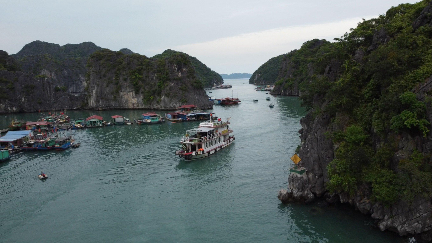 Sau chuyến thăm quan vịnh Lan Hạ (ngày 19/4), hơn 100 đại biểu có những trải nghiệm thú vị trên du thuyền, làng du lịch cộng đồng Việt Hải. Nhiều du khách lần đầu tham quan tỏ ra thích thú chụp ảnh check-in với núi đá vôi, bờ cát trắng hoang sơ trên vịnh và tham quan ngắm cảnh trên làng du lịch cộng đồng Việt Hải. Sau chuyến thăm quan vịnh Lan Hạ (ngày 19/4), hơn 100 đại biểu có những trải nghiệm thú vị trên du thuyền, làng du lịch cộng đồng Việt Hải. Nhiều du khách lần đầu tham quan tỏ ra thích thú chụp ảnh check-in với núi đá vôi, bờ cát trắng hoang sơ trên vịnh và tham quan ngắm cảnh trên làng du lịch cộng đồng Việt Hải.