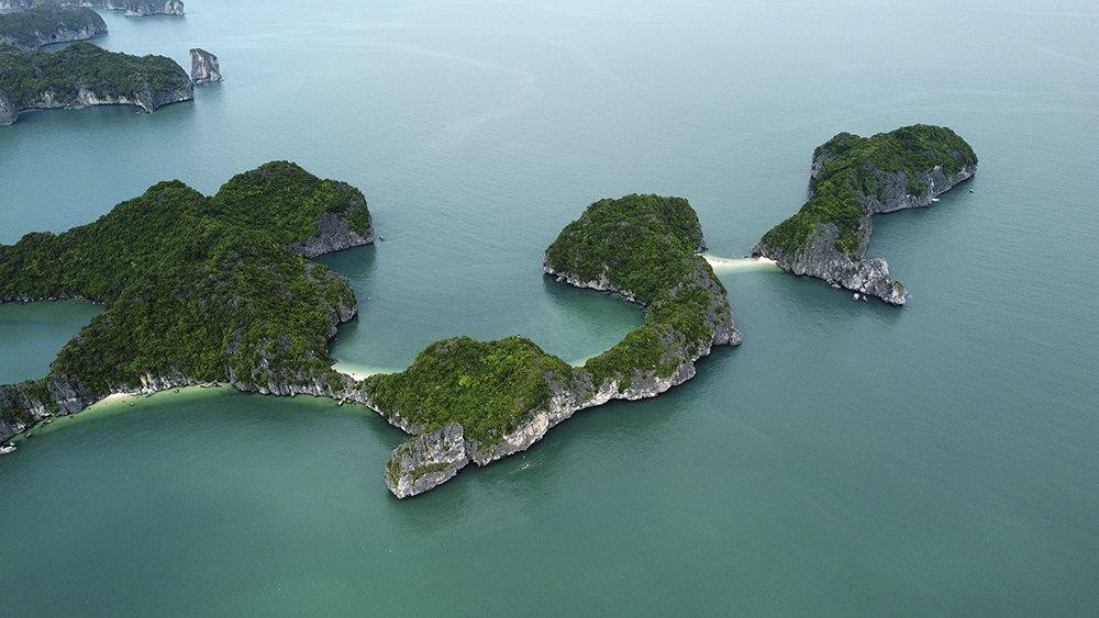 Thành phố Hải Phòng được biết đến là thành phố cảng lâu đời, với các điểm du lịch nổi tiếng như Đồ Sơn, Cát Bà. Trong đó, quần đảo Cát Bà hội tụ 5 danh hiệu quốc gia và quốc tế: Danh lam thắng cảnh - Di tích quốc gia đặc biệt, Khu Dự trữ sinh quyển thế giới, Vườn Quốc gia, Khu Bảo tồn Biển và là một trong những vịnh biển đẹp nhất thế giới. Thành phố Hải Phòng được biết đến là thành phố cảng lâu đời, với các điểm du lịch nổi tiếng như Đồ Sơn, Cát Bà. Trong đó, quần đảo Cát Bà hội tụ 5 danh hiệu quốc gia và quốc tế: Danh lam thắng cảnh - Di tích quốc gia đặc biệt, Khu Dự trữ sinh quyển thế giới, Vườn Quốc gia, Khu Bảo tồn Biển và là một trong những vịnh biển đẹp nhất thế giới.