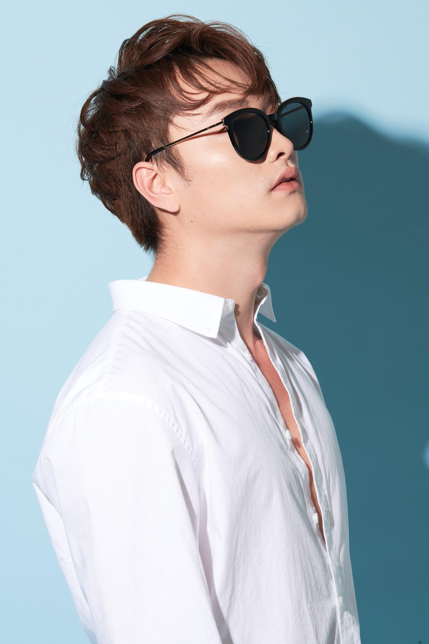 Mới đây, diễn viên Trọng Lân tung loạt ảnh bảnh bao như sao Hàn khiến nhiều sao Việt và người hâm mộ “mắt chữ A miệng chữ O”. Vào vai mẹ kế của Trọng Lân trong phim “Lối về miền hoa”, diễn viên Đàm Hằng để lại bình luận khen ngợi đàn em: “Quá chất luôn em”. “Như sao Hàn ấy em”- diễn viên Huyền Sâm viết. Bên cạnh đó, diễn viên Thanh Hương, Lã Thanh Huyền… đều không tiếc lời khen cho Trọng Lân.