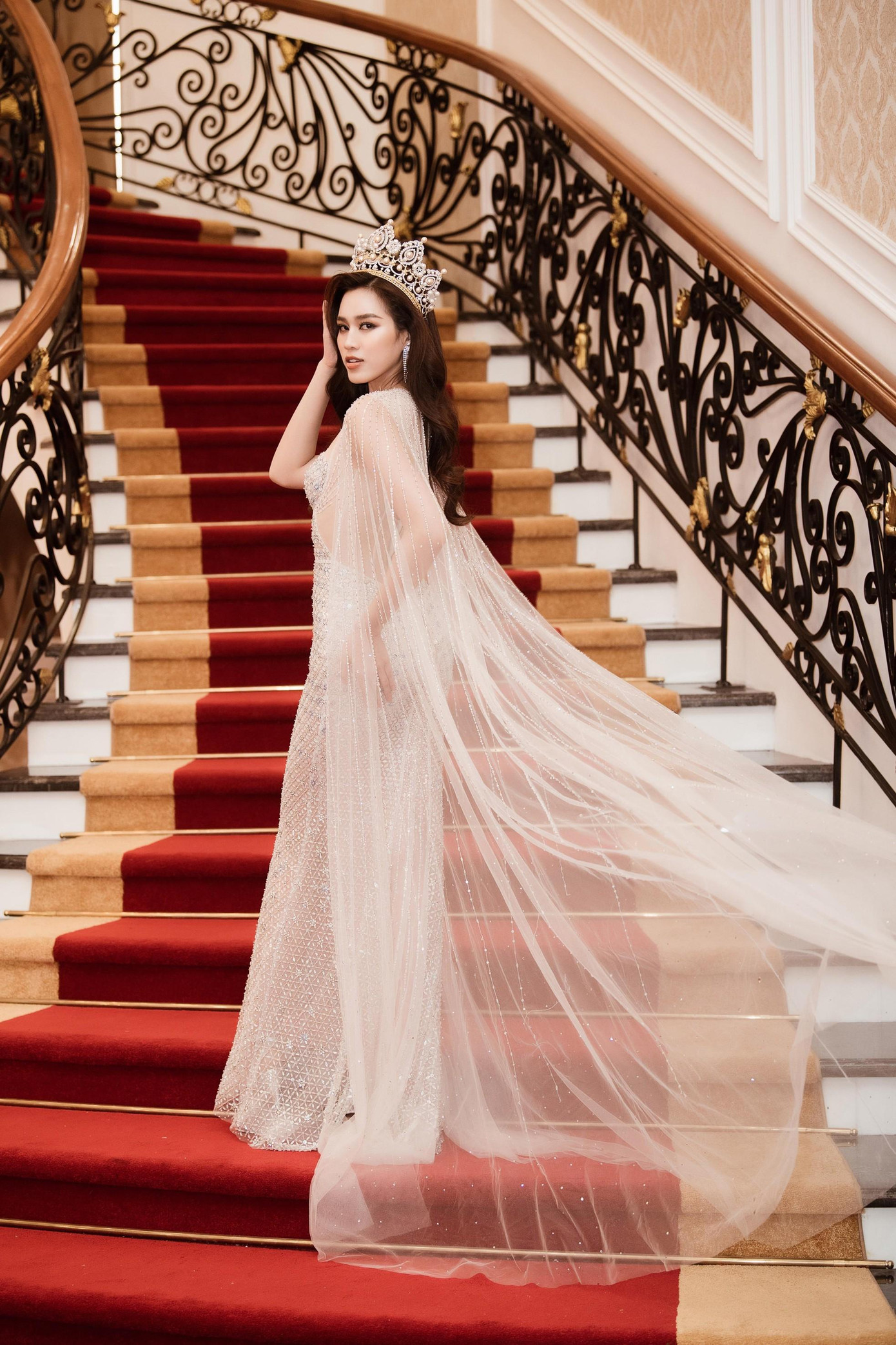 Tham dự sự kiện, Top 13 Miss World 2021 thu hút toàn bộ sự chú ý khi diện bộ váy dạ hội tông màu bạc lấp lánh đầy lộng lẫy và quyến rũ. Thiết kế ôm sát đi kèm chiếc áo choàng lấp lánh mang lại vẻ đẹp tựa 'nữ thần' cho người đẹp xứ Thanh.