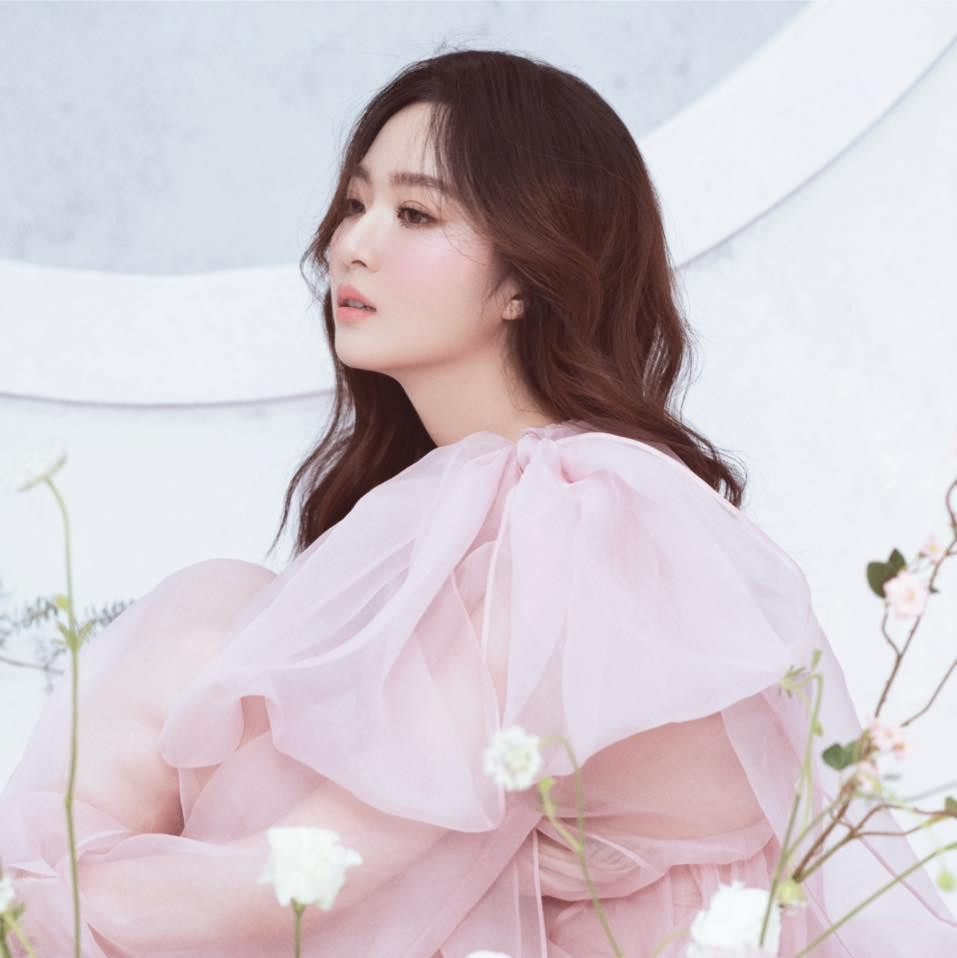 Mỗi khi xuất hiện cùng mẹ tại các sự kiện giải trí, Anh Sa luôn gây ấn tượng với gương mặt xinh đẹp, kiều diễm cùng thần thái rạng rỡ.