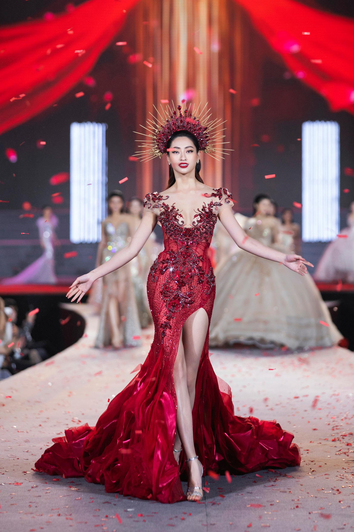 Như một “nữ hoàng đỏ”, Hoa hậu Lương Thùy Linh xuất hiện dưới “bầu trời” pháo giấy. Một cảnh tượng mỹ miều và hoành tráng, nâng cảm xúc của người hâm mộ lên đỉnh điểm và kết thúc đêm thi một cách đầy sự xúc động.