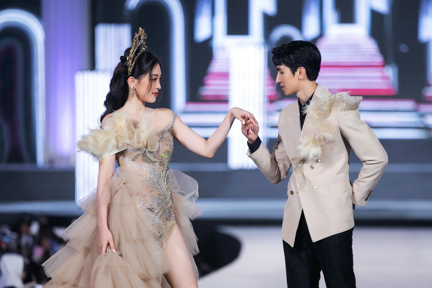 Á hậu Phương Nga và diễn viên Bình An có thời gian quen biết và tìm hiểu từ trước khi cô tham dự cuộc thi Hoa hậu Việt Nam 2018. Cặp đôi quyết định công khai chuyện tình cảm trên truyền thông vào đúng dịp Valentine năm 2019.