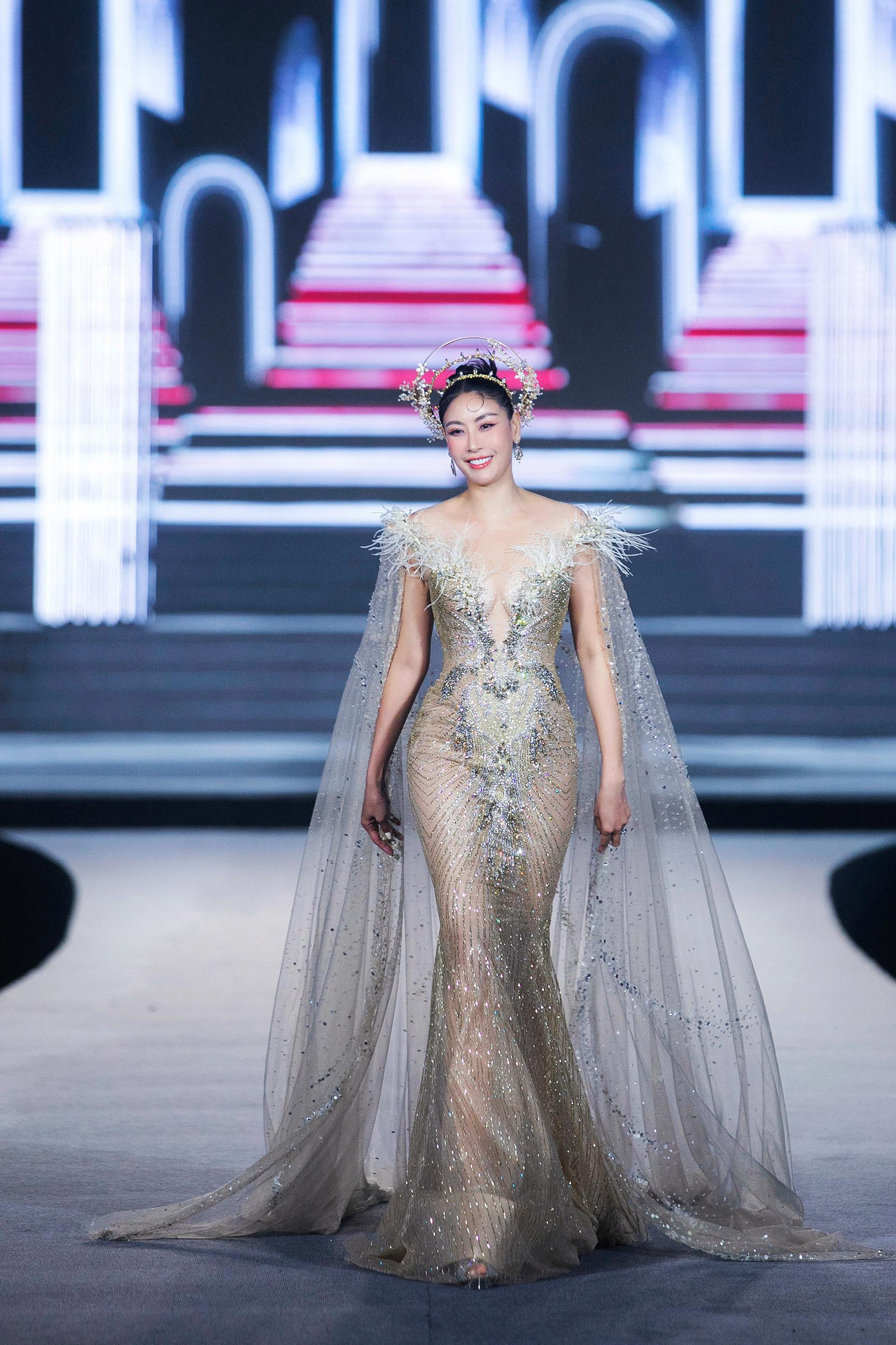 Trên sàn diễn của chương trình Vietnam Beauty Fashion Fest còn có sự xuất hiện của Hoa hậu Hà Kiều Anh.