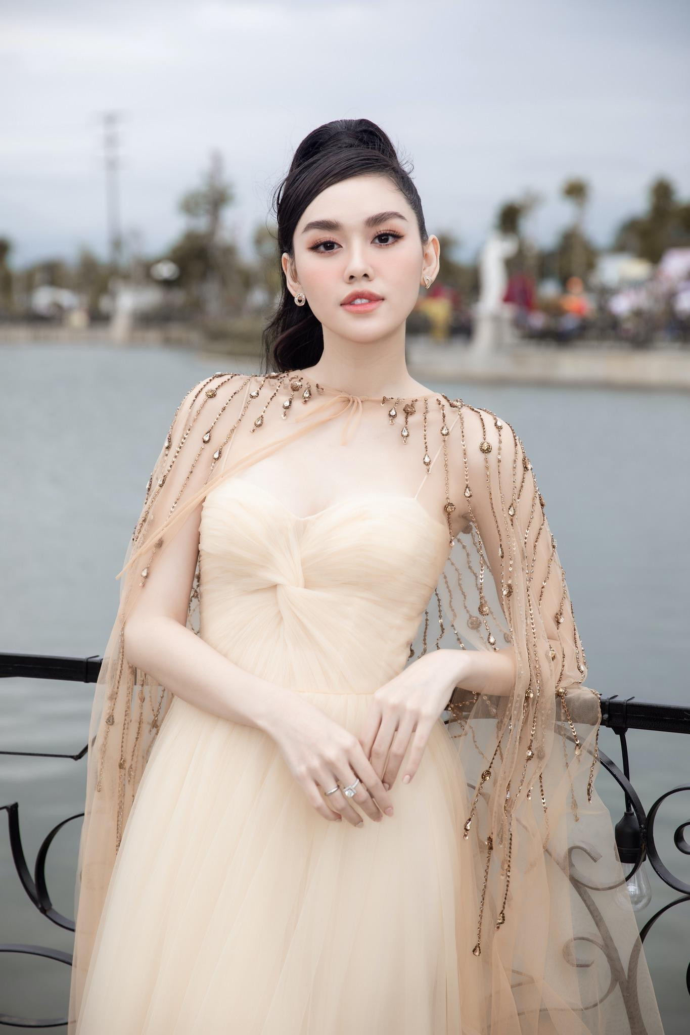 Vốn định hình phong cách tiểu thư nhẹ nhàng, Á hậu Tường San luôn xuất hiện trong những thiết kế công chúa ngọt ngào.