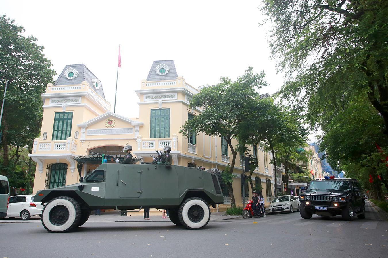 Công an thành phố đã phối hợp với Bộ Tư lệnh Thủ đô thực hiện tuần tra, kiểm soát, rà phá bom mìn, quản lý thiết bị bay không người lái, bảo vệ tuyệt đối an toàn các mục tiêu, địa bàn trọng điểm, nơi tổ chức Đại hội và địa điểm đại biểu lưu trú, hoạt động, không để xảy ra đột xuất, bất ngờ