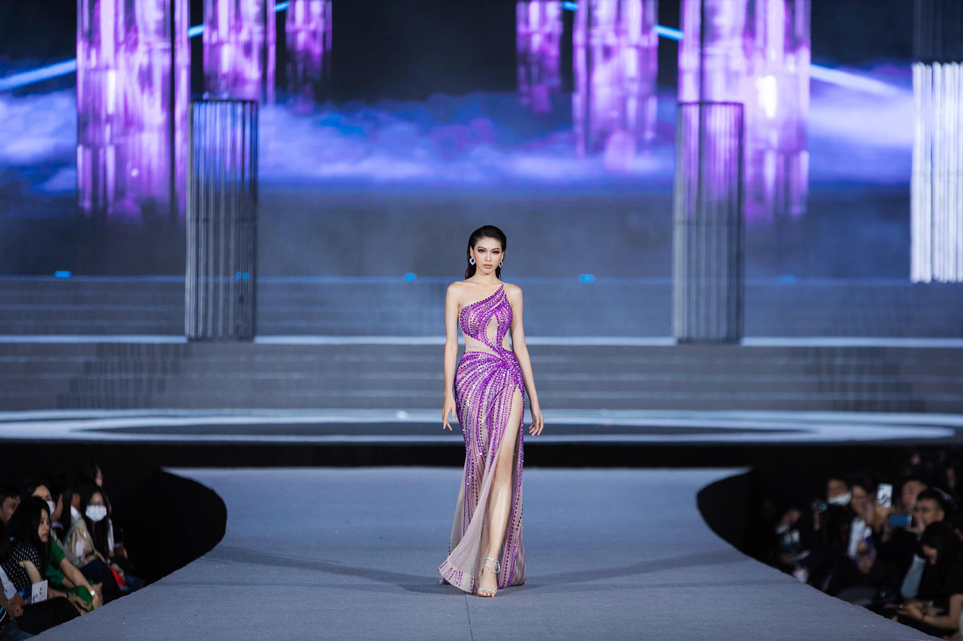 Ngọc Thảo nhận được nhiều lời khen ngợi về kỹ năng catwalk khi diện trên mình bộ Evening Gown đính đá cực bắt mắt.