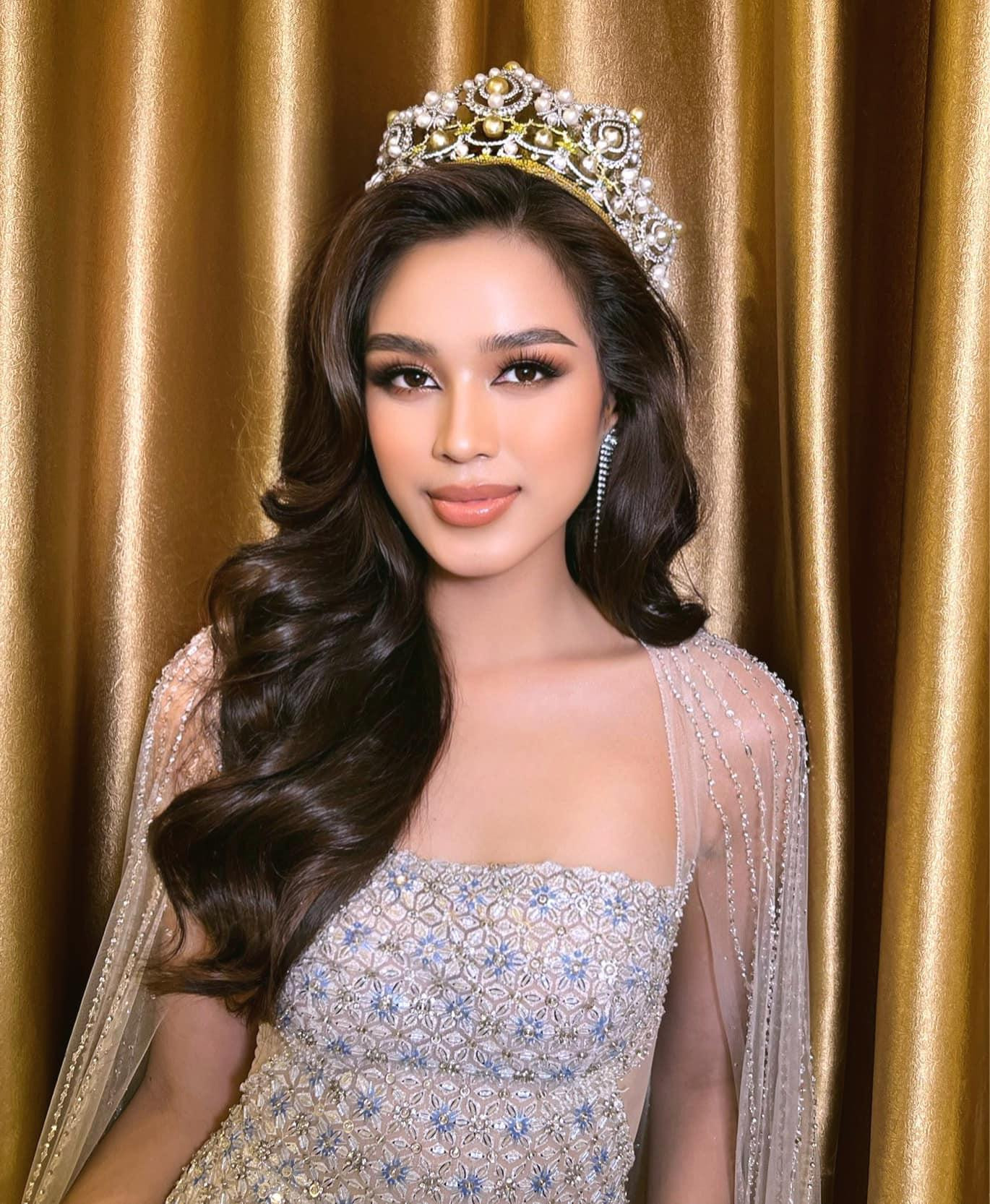 Đỗ Thị Hà tự tin khoe nhan sắc đầy quyến rũ và thần thái kiêu sa với chiếc vương miện lấp lánh.