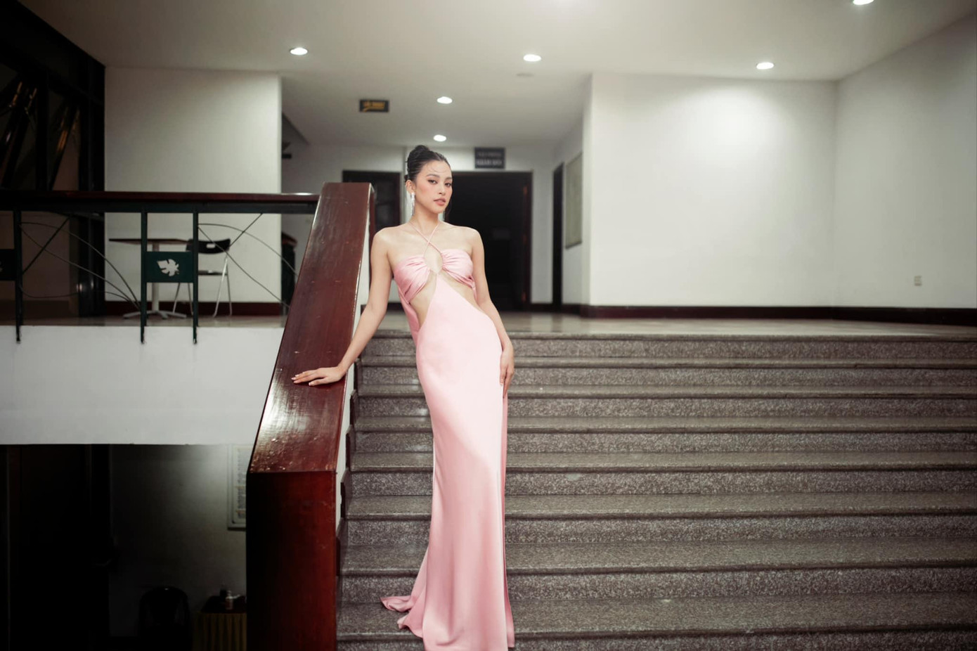 Bên cạnh đó, nếu không thay đổi hình ảnh, cô sẽ bị tụt lại phía sau. Vì thế, Hoa hậu Việt Nam 2018 cố gắng thay đổi để hoàn thiện bản thân, phát triển sự nghiệp.