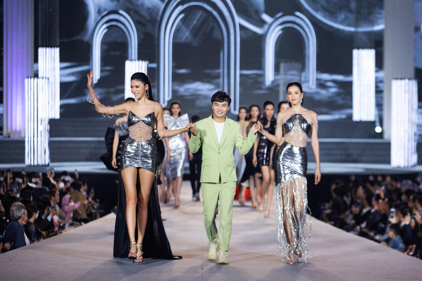 Hoa hậu Đỗ Thị Hà xinh đẹp sải bước catwalk ảnh 7