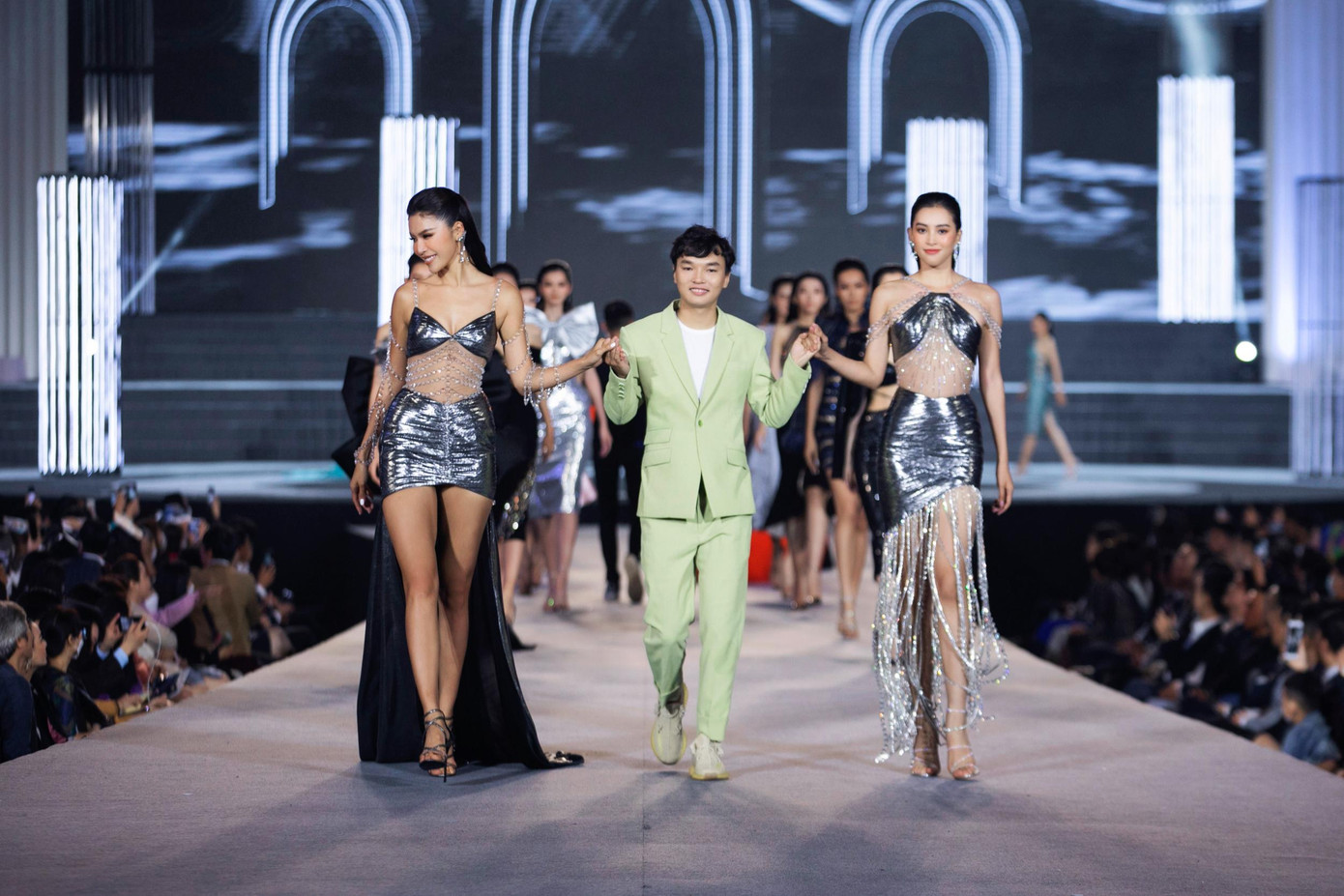 Cũng tại đây, Siêu mẫu Minh Tú và Hoa hậu Tiểu Vy tái diễn màn catwalk song hành tại Miss World Vietnam 2022.