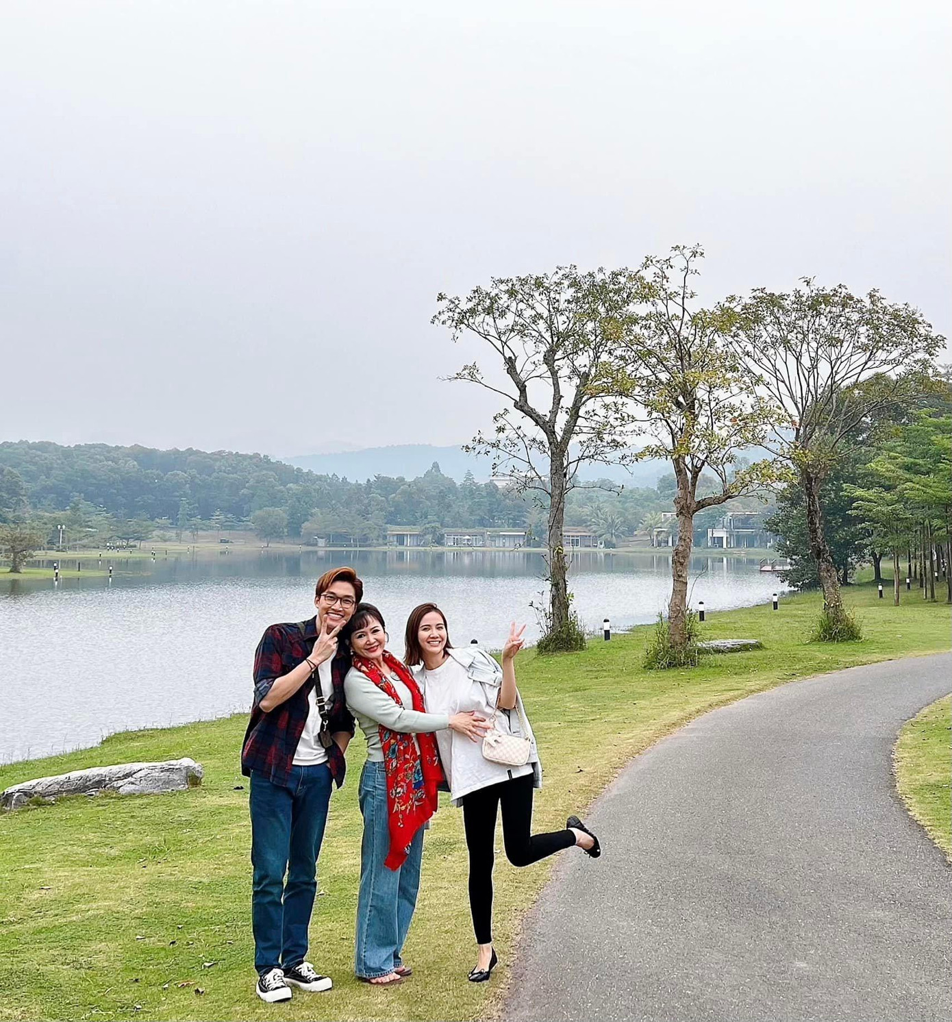 Trong phim “Thương ngày nắng về”, nữ nghệ sĩ đã lựa chọn những trang phục thiết kế trong nước để tạo nên dáng vẻ quyền lực cho nhân vật Chủ tịch Kim Nhung: “Có rất nhiều người phải chọn trang phục hàng hiệu để khoác lên mình, nhưng tôi chọn tất cả những trang phục của hãng hay nhà thiết kế trong nước. Tại sao là người Việt mà mình không quảng bá cho chính hàng Việt và các nhà thiết kế thời trang Việt”.