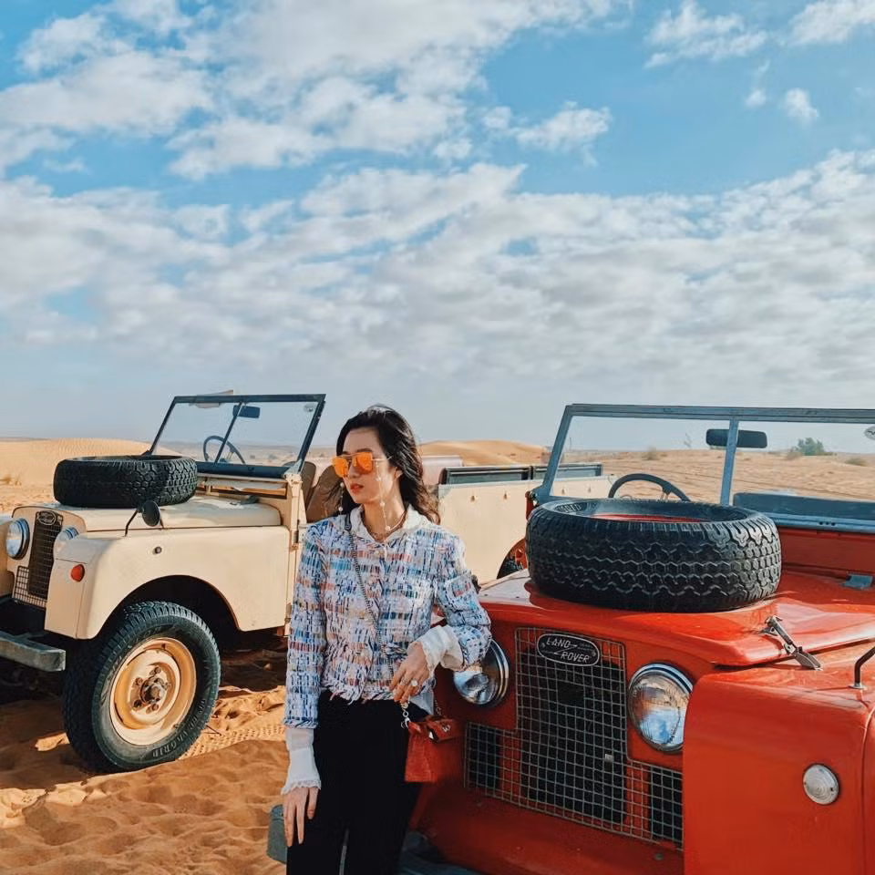 Trước kia, Anh Sa thường chia sẻ những bức ảnh về đồ hiệu, đi du lịch cùng người thân nhưng sau đó đã khoá tài khoản Instagram. Anh Sa hạn chế tối đa việc xuất hiện trước truyền thông, chỉ thỉnh thoảng tham gia vài sự kiện cùng mẹ.