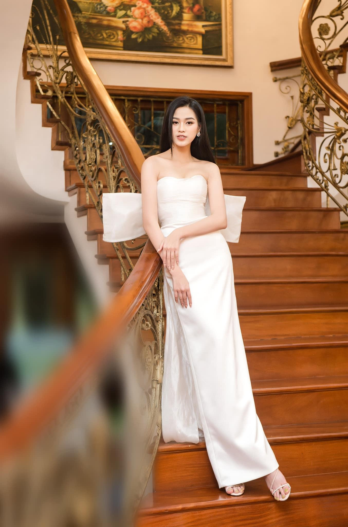 Khi được hỏi về kế hoạch sắp tới sau khi về nước, nàng hậu xứ Thanh chia sẻ, cô dự định sẽ hoàn thành chương trình học vẫn còn đang dang dở.