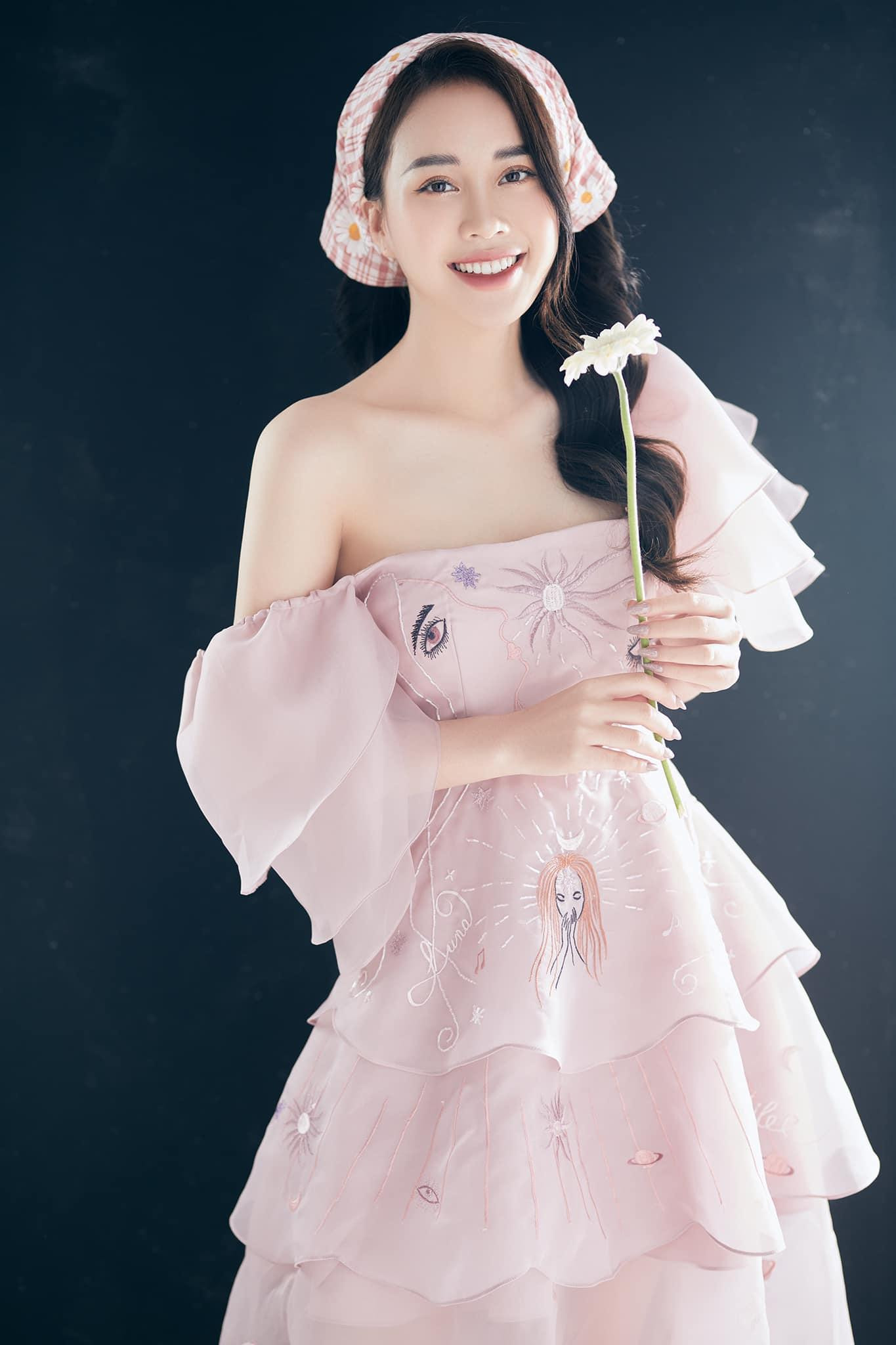 Cô nàng sinh năm 1997, quê Hải Phòng. Mai Phương từng giành vị trí Á khôi 1 cuộc thi Hoa khôi sinh viên khi còn đang theo học tại Đại học Khoa học xã hội và Nhân văn.