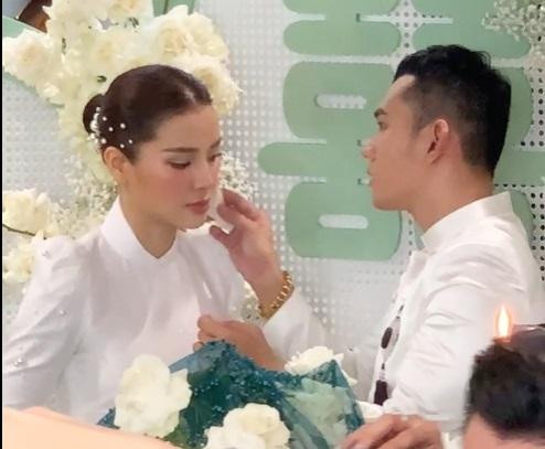 Phương Trinh Jolie diện áo dài trắng trong lễ cưới. Trong suốt quá trình diễn ra các thủ tục truyền thống, chú rể Lý Bình thể hiện rõ sự quan tâm tới bà xã. Anh liên tục lau mồ hôi và thấm nước mắt cho cô dâu trong những khoảnh khắc xúc động của lễ cưới.