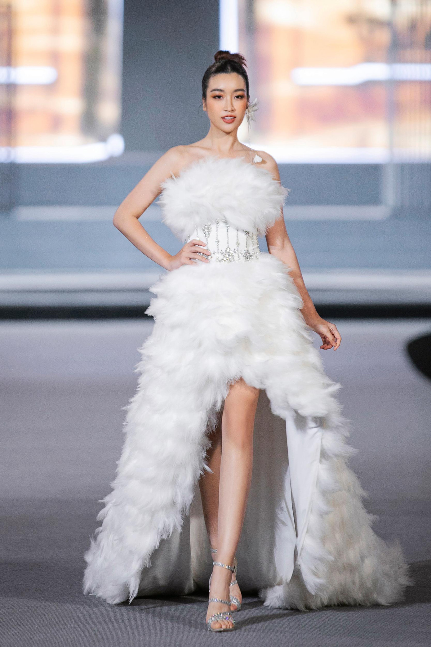 Diện thiết kế lông vũ, Hoa hậu Đỗ Mỹ Linh khoe trọn đôi chân dài thon nuột.