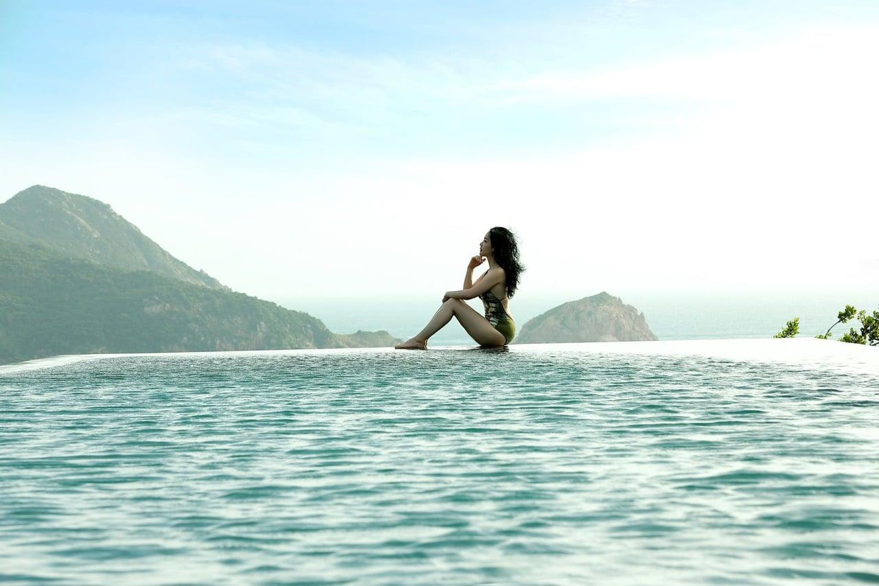 Nếu là tôi bây giờ thì không bao giờ có chuyện đó, nhưng khi ấy, tôi quá hoảng hốt và nghĩ rằng hôn nhân như vậy hẳn là địa ngục. Tôi chia tay một cách nhẹ nhàng, gần như không để người ấy có quyền thanh minh. Khi đó, cuộc hôn nhân của tôi mới được 1 năm. Tôi ra đi trong lặng lẽ, không đòi hỏi bất cứ điều gì. Tôi không quá tự tin, nhưng tôi biết rằng mình vẫn có thể sống với hai bàn tay trắng. Chính vì không vướng đến yếu tố tài sản nên cuộc chia tay của tôi rất lặng lẽ".