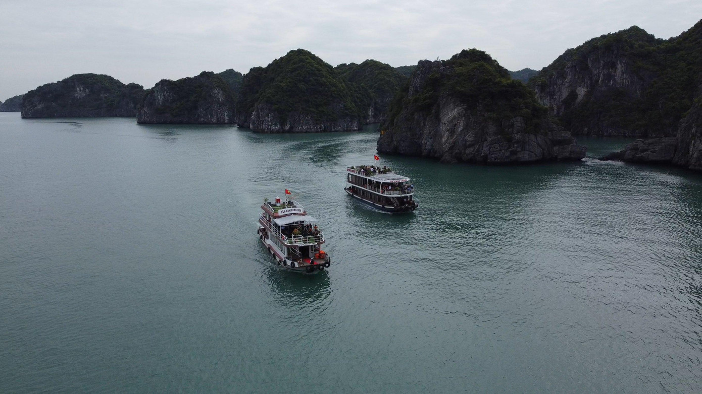 Trong vịnh Lan Hạ có làng nổi Cái Bèo, nơi có hơn 2 trăm hộ gia đình sinh sống trên các ngôi nhà được thiết kế trên những chiếc phao và ngôi làng đã và đang được các nhà khảo cổ học trong và ngoài nước tìm hiểu, khám phá. Trong vịnh Lan Hạ có làng nổi Cái Bèo, nơi có hơn 2 trăm hộ gia đình sinh sống trên các ngôi nhà được thiết kế trên những chiếc phao và ngôi làng đã và đang được các nhà khảo cổ học trong và ngoài nước tìm hiểu, khám phá.