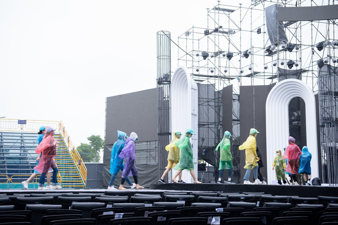 Tuy nhiên, các cô gái vượt qua điều kiện thời tiết để có màn trình diễn ấn tượng và xuất sắc trong đêm thi chính thức.