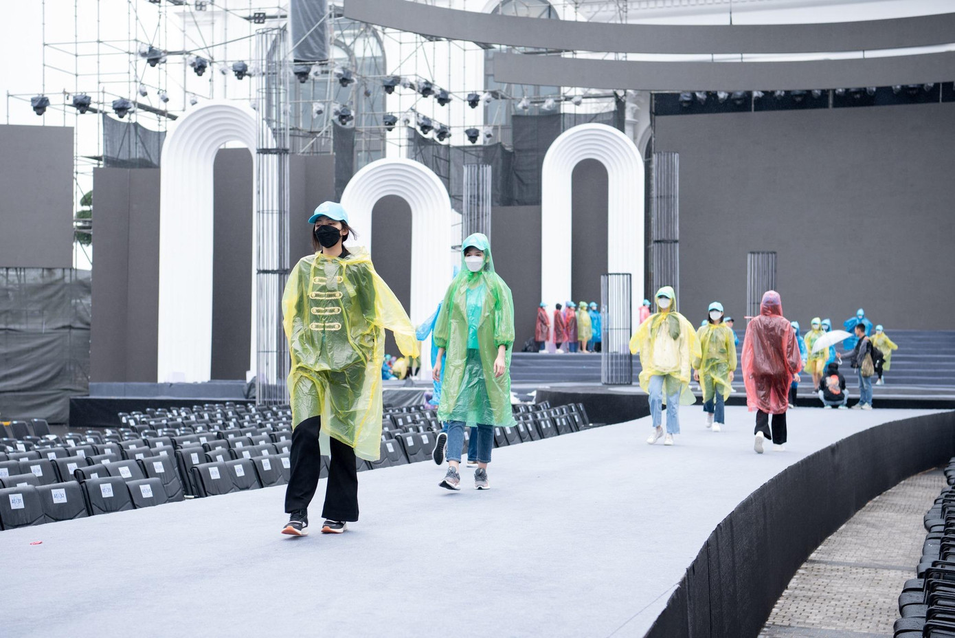 Trong những hình ảnh hậu trường mới được cập nhật, các thí sinh Miss World Việt Nam 2022 phải mặc áo mưa để tập luyện trong điều kiện thời tiết không ủng hộ.