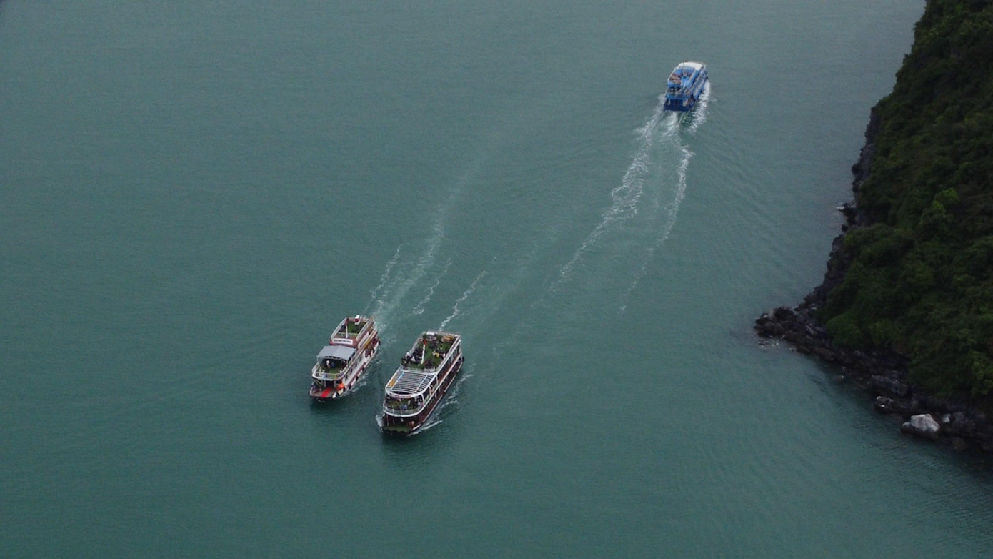 Khác với vịnh Hạ Long, vịnh Lan Hạ có tới 139 bãi cát vàng nhỏ xinh và hoang vắng như những “eo biển xanh” gọi mời du khách khám phá. Nhiều bãi cát trải dài giữa hai núi đá, yên tĩnh không có sóng lớn, thực sự là những bãi tắm lý tưởng. Khác với vịnh Hạ Long, vịnh Lan Hạ có tới 139 bãi cát vàng nhỏ xinh và hoang vắng như những “eo biển xanh” gọi mời du khách khám phá. Nhiều bãi cát trải dài giữa hai núi đá, yên tĩnh không có sóng lớn, thực sự là những bãi tắm lý tưởng.